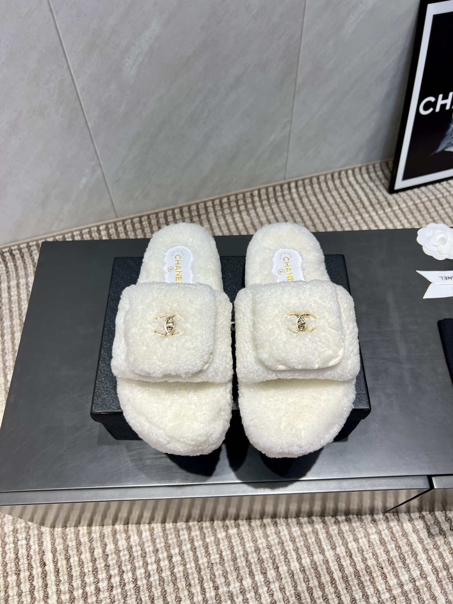 NO:543744,: 'Exclusive Top Version' CHANE*L Xiaoxiang 2025vs Early Autumn Hot Drag Series... [Round head, reverse cover, thick sole fur drag] The latest model is synchronized on the official website, the highest version of the counter top quality, furry and fashionable, comfortable round head design, pure lamb wool material, fluffy and dense roll, honest and full, the latest autumn and winter models are exclusive layout, pure lamb wool lazy hair drag hot online... Fabric: pure lamb wool customized electroplating buckle Inner: pure lamb wool foot pad: pure lamb wool water table Outsole: original open mold wear-resistant and non-slip bottom Size: 35-39 (40 custom made no return or replacement) Packaging: original full set of packaging Color: official website synchronous update, fur shoes slippers, chanel, slippers19860909:《独家顶级版本》 CHANE*L小香2025vs早秋爆款毛拖系列……【圆头反盖厚底毛拖】 官网同步最新款,专柜最高版本顶级品质,毛茸茸的时髦感十足,舒适的圆头设计,纯羊羔毛材质,蓬松密卷,敦厚饱满,秋冬最新款独家版面,纯羊羔毛懒人毛拖热上线……… 面料:纯羊羔毛定制电镀扣 内里:纯羊羔毛 垫脚:纯羊羔毛包水台 大底:原版开模耐磨防滑底 码数:35-39（40订做不退不换） 包装:原版全套包装 颜色:官网同步更新,毛毛鞋拖鞋,chanel,slippers,Women's Shoes