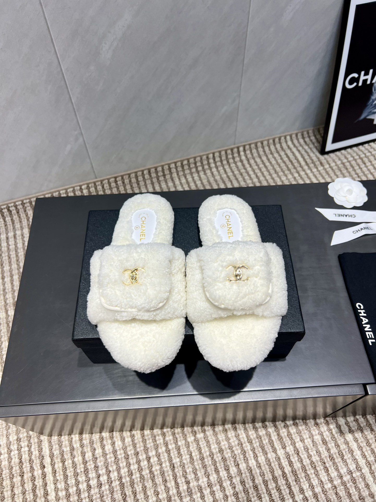 NO:543746,: 'Exclusive Top Version' CHANE*L Xiaoxiang 2025vs Early Autumn Hot Drag Series... [Round head, thin bottom, hair drag] The latest model is synchronized on the official website, the highest version of the counter top quality, furry and fashionable, comfortable round head design, pure lamb wool material, fluffy and dense roll, honest and full, the latest autumn and winter models are exclusive layout, pure lamb wool lazy hair drag hot online... Fabric: pure lamb wool customized electroplating buckle Inner: pure lamb wool foot pad: pure lamb wool water table Outsole: original open mold wear-resistant and non-slip bottom Size: 35-39 (40 custom made without return or replacement) Packaging: original full set of packaging Color: official website synchronous update, fur shoes slippers, chanel, slippers19860909:《独家顶级版本》 CHANE*L小香2025vs早秋爆款毛拖系列……【圆头反盖薄底毛拖】 官网同步最新款,专柜最高版本顶级品质,毛茸茸的时髦感十足,舒适的圆头设计,纯羊羔毛材质,蓬松密卷,敦厚饱满,秋冬最新款独家版面,纯羊羔毛懒人毛拖热上线……… 面料:纯羊羔毛定制电镀扣 内里:纯羊羔毛 垫脚:纯羊羔毛包水台 大底:原版开模耐磨防滑底 码数:35-39（40订做不退不换） 包装:原版全套包装 颜色:官网同步更新,毛毛鞋拖鞋,chanel,slippers,Women's Shoes