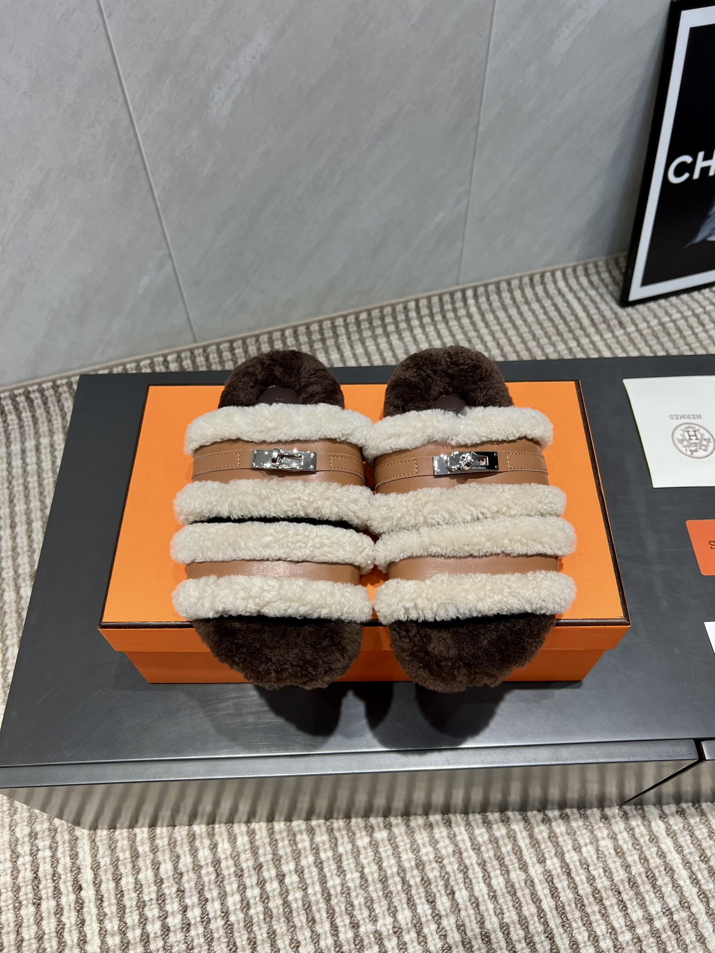 NO:543748,: 'Exclusive Top Version' H*erms 2025vs Autumn latest official website synchronizes the new beach wool drag series... [Color-patched beach thick-soled hair drag] My family bought zp mold opening and lasting to ship, and the feet are basically invincible and delicate, modifying the foot shape, very simple and elegant, and the spring and summer paired skirts and pants are also very elegant... Fabric: Original custom cowhide pure wool color matching Inner: Original custom pure wool foot pad: Original custom pure wool water table Outsole: Original mold opening and anti-slip bottom Packaging: Original full package Size: 35-39 (40 customization without return and exchange) Color: Official website synchronous update, fur shoes and slippers, slippers, skirts, cowhide19860909: 《独家顶级版本》 H家H*erms 2025vs秋季最新官网同步新款沙滩毛拖系列……【拼色沙滩厚底毛拖】 我家都是购入zp开模调楦出货,跟zp基本上无差上脚无敌秀气,修饰脚型,非常简约大气,春夏搭配裙子裤子也很气质…… 面料:原版定制牛皮纯羊毛拼色 内里:原版定制纯羊毛 垫脚:原版定制纯羊毛包水台 大底:原版开模防滑底 包装:原版全套包装 码数:35-39（40定制不退换） 颜色:官网同步更新,毛毛鞋拖鞋,slippers,skirts,cowhide,Women's Shoes