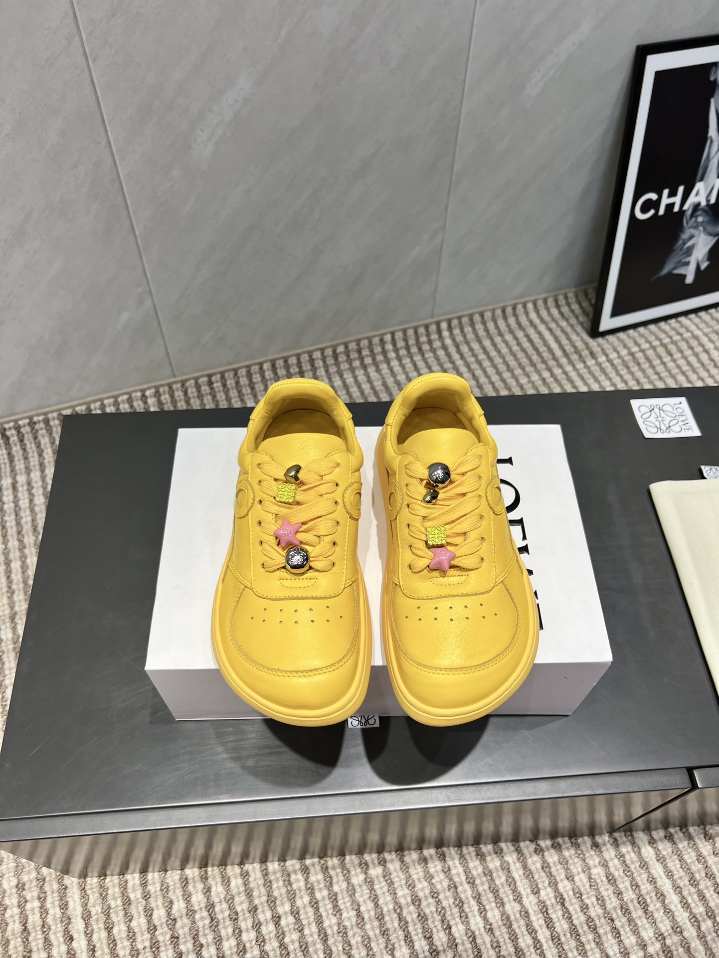 NO:543742,Buckle 40 for men and women 'Exclusive top version' L*OEWE Luo*Yiwei 25 vs the latest popular casual series in autumn... [Couple Buckle Casual Shoes] Yang Mi's same style of simple loafers, large-toe casual shoes, round-toe shoes without any complicated decorations, pure and minimalist, comfortable without losing the retro literary and artistic temperament, worth buying No matter how fashion changes, loafers have always been one of our must-have items.  The simple yet thoughtful shoe design is very suitable for daily wear with a bit of British style!  Fabric: Original custom cowhide, original custom buckle Lining: Original custom sheepskin Foot: Original custom sheepskin Outsole: Original molded foam combination outsole Size: 35-44 (Customized 40.41 for women, 38.45 for men) Packaging: Original full set of packaging Color: Official website updated simultaneously, casual shoes/sports shoes, loafers, sneakers, cowhide, sheepskin19860909女男饰扣40 《独家顶级版本》 L*OEWE罗*意威25vs秋季最新王炸爆款休闲系列……【情侣饰扣休闲鞋】 杨幂同款简约乐福鞋大头休闲鞋圆头单鞋 没有任何繁杂装饰,纯粹极简,舒服又不失复古文艺气质,值得入手 无论时尚怎么变,乐福鞋一直是咱们的必入款之一 简约而又有心机的鞋款设计,非常适合日常穿搭有点英伦风的调性！ 面料:原版定制牛皮原版定制饰扣 内里:原版定制羊皮 垫脚:原版定制羊皮 大底:原版开模发泡组合大底 码数:35-44（女40.41.男38.45定制） 包装:原版全套包装 颜色:官网同步更新,休闲鞋/运动鞋,loafers,sneakers,cowhide,sheepskin,Women's Shoes