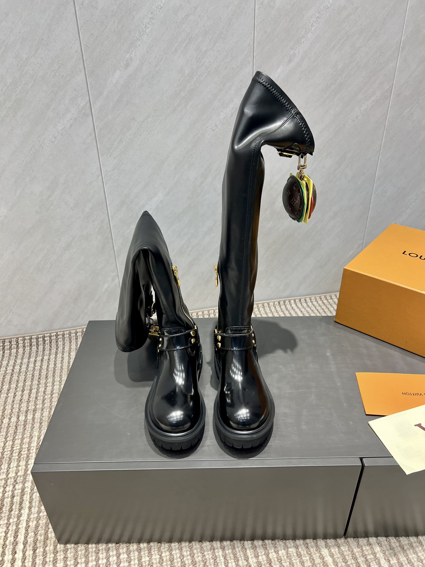 NO:543727,: Women's style decoration bag 'Exclusive top version' L*V Donkey House 2025 vs early autumn latest joint hot boot series... [Co-branded decoration bag elastic boots] Heavy industry created, French purchasing agent returned from the original version, and after several months, all private models were created to ensure that all materials, materials, and production processes were consistent with the original version!  Fabric: Original custom cowhide Inner: Original custom sheepskin Finger pad: Original custom sheepskin Outsole: Original open mold light foam combination bottom Sole thickness: 3.5cm Size: 35-39 (40.41. Customized without return) Packaging: Original full package Color: Synchronous update of the official website, boots, louis vuitton, louis vuitton, boots, cowhide, sheepskin19860909:女款饰包款 《独家顶级版本》 L*V驴家2025vs早秋最新联名爆款靴子系列……【联名饰包弹力长靴】 重工打造,法国代购原版回来,历经数月全部私模打造,确保所有用料、材质、制作工艺与原版一致！ 面料:原版定制牛皮 内里:原版定制羊皮 垫脚:原版定制羊皮 大底:原版开模轻泡组合底 底厚:3.5cm 码数:35-39（40.41.定制不退换） 包装:原版全套包装 颜色:官网同步更新,靴子,louis vuitton,louis vuitton,boots,cowhide,sheepskin,Women's Shoes