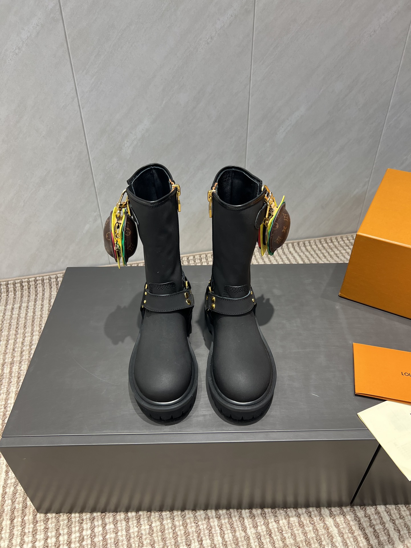 NO:543730,: Couple ornament bag 'Exclusive top version' L*V Lvjia 2025 vs early autumn latest joint hot-selling boots series... [Couple co-branded zipper booties] Made with heavy industry, the original version was purchased from France, and it took several months to make it with private models to ensure that all materials, materials and production processes are consistent with the original version!  Fabric: Original customized cowhide Lining: Original customized sheepskin Feet: Original customized sheepskin Outsole: Original molded light foam combination sole Bottom thickness: 3.5cm Size: 35-44 (Female 41. Male 45. Customized non-returnable) Packaging: Original full set of packaging Color: Official website updated simultaneously, boots, louis vuitton, louis vuitton, boots, cowhide, sheepskin19860909:情侣饰包款 《独家顶级版本》 L*V驴家2025vs早秋最新联名爆款靴子系列……【情侣联名饰包拉链短靴】 重工打造,法国代购原版回来,历经数月全部私模打造,确保所有用料、材质、制作工艺与原版一致！ 面料:原版定制牛皮 内里:原版定制羊皮 垫脚:原版定制羊皮 大底:原版开模轻泡组合底 底厚:3.5cm 码数:35-44（女41.男45.定制不退换） 包装:原版全套包装 颜色:官网同步更新,靴子,louis vuitton,louis vuitton,boots,cowhide,sheepskin,Women's Shoes