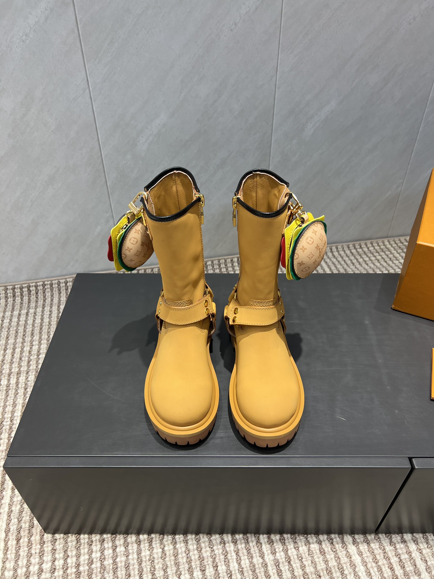 NO:543733,: Couple decoration bag model 'Exclusive Top Version' L*V Donkey House 2025vs Early Autumn latest co-branded hot boot series... [Couple decoration bag zipper boots] Heavy industry creation, French purchasing agent returns from the original version, after several months, all private models are created to ensure that all materials, materials, and production processes are consistent with the original version!  Fabric: Original custom cowhide Inner: Original custom sheepskin Fleece: Original custom sheepskin Outsole: Original open mold light foam combination bottom Sole thickness: 3.5cm Size: 35-44 (Female 41. Male 45 customization is not returned or exchanged) Packaging: Original full set of packaging Color: Official website synchronous update, boots, louis vuitton, louis vuitton, boots, cowhide, sheepskin19860909:情侣饰包款 《独家顶级版本》 L*V驴家2025vs早秋最新联名爆款靴子系列……【情侣联名饰包拉链短靴】 重工打造,法国代购原版回来,历经数月全部私模打造,确保所有用料、材质、制作工艺与原版一致！ 面料:原版定制牛皮 内里:原版定制羊皮 垫脚:原版定制羊皮 大底:原版开模轻泡组合底 底厚:3.5cm 码数:35-44（女41.男45定制不退换） 包装:原版全套包装 颜色:官网同步更新,靴子,louis vuitton,louis vuitton,boots,cowhide,sheepskin,Women's Shoes