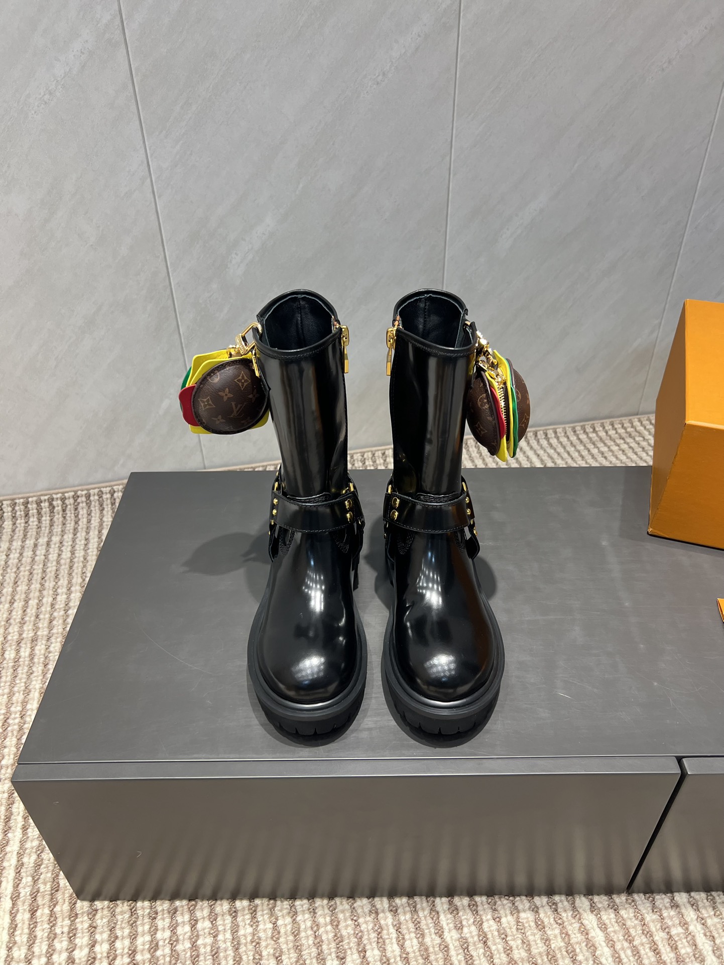 NO:543736,: Couple decoration bag model 'Exclusive Top Version' L*V Donkey House 2025vs Early Autumn latest co-branded hot boot series... [Couple decoration bag zipper boots] Heavy industry creation, French purchasing agent returns from the original version, after several months, all private models are created to ensure that all materials, materials, and production processes are consistent with the original version!  Fabric: Original custom cowhide Inner: Original custom sheepskin Foot pad: Original custom sheepskin Outsole: Original open mold light foam combination bottom Sole thickness: 3.5cm Size: 35-44 (female 41. male 45. Customized without return) Packaging: Original full set of packaging Color: Official website synchronous update, boots, louis vuitton, louis vuitton, boots, cowhide, sheepskin19860909:情侣饰包款 《独家顶级版本》 L*V驴家2025vs早秋最新联名爆款靴子系列……【情侣联名饰包拉链短靴】 重工打造,法国代购原版回来,历经数月全部私模打造,确保所有用料、材质、制作工艺与原版一致！ 面料:原版定制牛皮 内里:原版定制羊皮 垫脚:原版定制羊皮 大底:原版开模轻泡组合底 底厚:3.5cm 码数:35-44（女41.男45.定制不退换） 包装:原版全套包装 颜色:官网同步更新,靴子,louis vuitton,louis vuitton,boots,cowhide,sheepskin,Women's Shoes