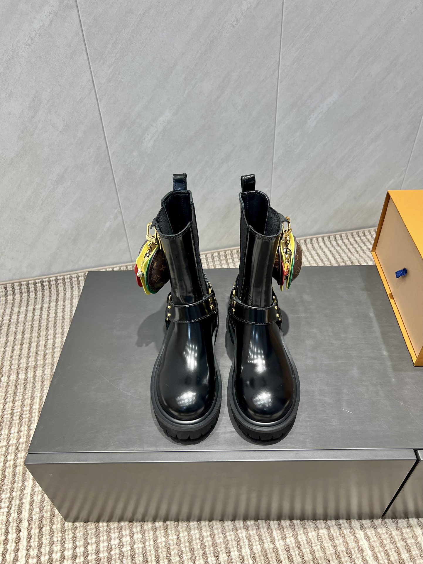 NO:543739,: Couple decoration bag model 'Exclusive Top Version' L*V Donkey House 2025vs Early Autumn latest co-branded hot boot series... [Couple decoration bag elastic short boots] Heavy industry creation, French purchasing agent returns from the original version, after several months, all private models are created to ensure that all materials, materials, and production processes are consistent with the original version!  Fabric: Original custom cowhide Inner: Original custom sheepskin Finger pad: Original custom sheepskin Outsole: Original open mold light foam combination bottom Sole thickness: 3.5cm Size: 35-44 (female 41. male 45. Customized without return) Packaging: Original full set of packaging Color: Synchronous update of official website, boots, louis vuitton, louis vuitton, boots, cowhide, sheepskin19860909:情侣饰包款 《独家顶级版本》 L*V驴家2025vs早秋最新联名爆款靴子系列……【情侣联名饰包松紧短靴】 重工打造,法国代购原版回来,历经数月全部私模打造,确保所有用料、材质、制作工艺与原版一致！ 面料:原版定制牛皮 内里:原版定制羊皮 垫脚:原版定制羊皮 大底:原版开模轻泡组合底 底厚:3.5cm 码数:35-44（女41.男45.定制不退换） 包装:原版全套包装 颜色:官网同步更新,靴子,louis vuitton,louis vuitton,boots,cowhide,sheepskin,Women's Shoes