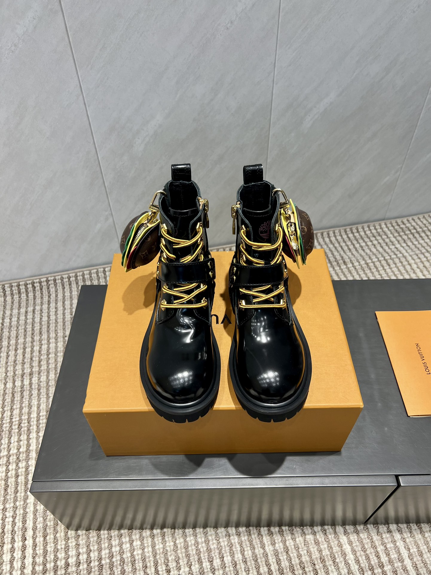 NO:543740,: Couple decoration bag model 'Exclusive Top Version' L*V Donkey House 2025 vs Early Autumn latest co-branded hot boot series... [Couple decoration bag strap short boots] Heavy industry creation, French purchasing agent returns from the original version, after several months, all private models are created to ensure that all materials, materials, and production craftsmanship are consistent with the original version!  Fabric: Original custom cowhide Inner: Original custom sheepskin Foot pad: Original custom sheepskin Outsole: Original open mold light foam combination bottom Sole thickness: 3.5cm Size: 35-44 (female 41. male 45. Customized without return) Packaging: Original full set of packaging Color: Official website synchronous update, boots, louis vuitton, louis vuitton, boots, cowhide, sheepskin19860909:情侣饰包款 《独家顶级版本》 L*V驴家2025vs早秋最新联名爆款靴子系列……【情侣联名饰包绑带短靴】 重工打造,法国代购原版回来,历经数月全部私模打造,确保所有用料、材质、制作工艺与原版一致！ 面料:原版定制牛皮 内里:原版定制羊皮 垫脚:原版定制羊皮 大底:原版开模轻泡组合底 底厚:3.5cm 码数:35-44（女41.男45.定制不退换） 包装:原版全套包装 颜色:官网同步更新,靴子,louis vuitton,louis vuitton,boots,cowhide,sheepskin,Women's Shoes