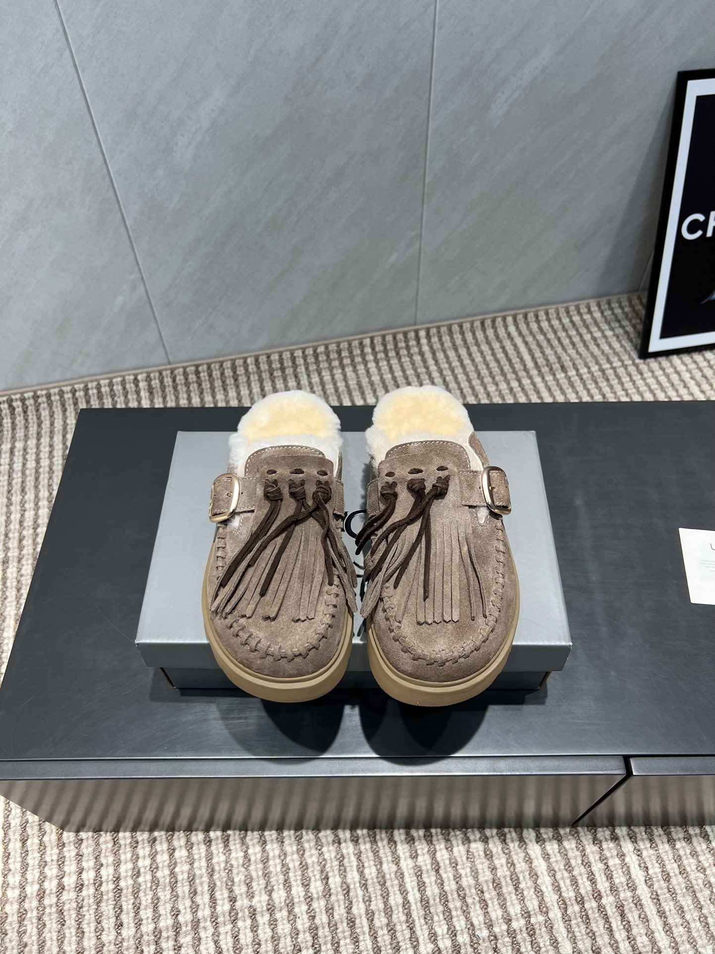 NO:543724,: 'Exclusive Top Version' UGG~25vs Early Autumn Shoe Hot Sponge Cake Thick-soled Wool Shoes Series... [Round toe tassel thick-soled Wool Shoes] A shoe that won't be the same dress, a simple partition design with spotted outsole, silk curls on the upper, a must-have for autumn and winter, no matter what pants and skirts can be controlled, it is very comfortable and beautiful to put on the feet... Fabric: Original custom jewel Inner: Original custom wool Foaming Outsole: Original open mold EVA foam sole Size: 35-39 (40 customization without return and exchange) Packaging: Original full package Color: Synchronous update of the official website, semi-drag fur shoes, skirts, real silk19860909:《独家顶级版本》 UGG~25vs早秋爆款松糕厚底毛鞋系列……【圆头流苏厚底毛鞋】 一款不会撞衫的鞋子、简约的隔板设计上斑点的大底、鞋面真丝卷毛、秋冬季必备款、无论什么裤子裙子都能驾驭、上脚非常舒适好看…… 面料:原版定制牛猄 内里:原版定制羊毛 垫脚:原版定制羊毛 大底:原版开模EVA发泡底 码数:35-39（40定制不退换） 包装:原版全套包装 颜色:官网同步更新,半拖毛毛鞋,skirts,real silk,Women's Shoes