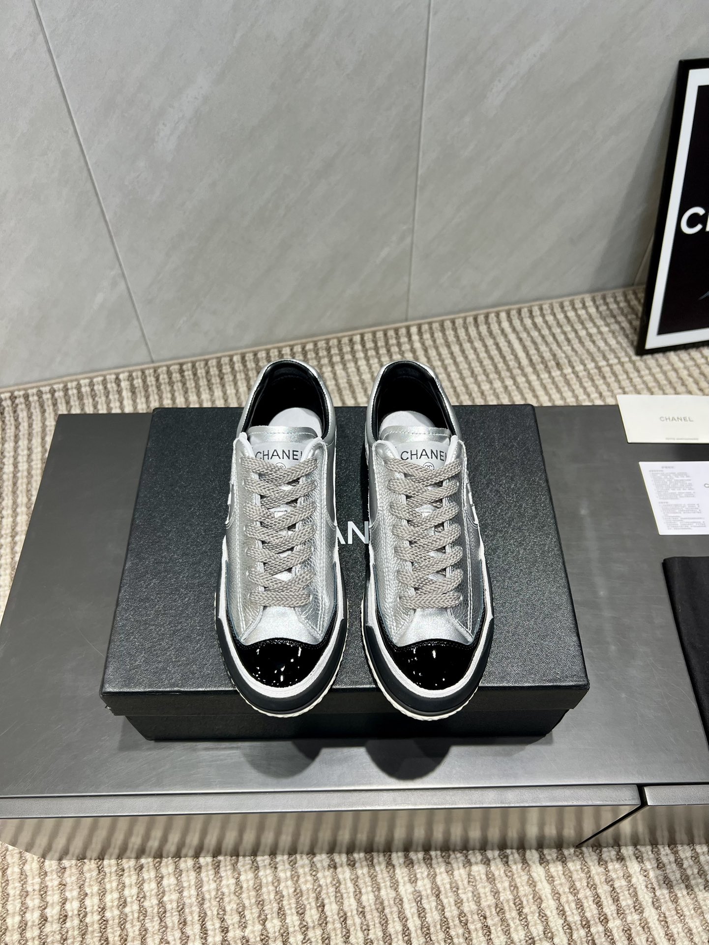 NO:543732,: 'Exclusive Top Version' Xiaoxiang C Home 2025 vs Early Autumn is a hot casual series... [New Color Patch Casual Shoes] Fairy style, the latest color Patch is amazing, irresistible, the latest biscuit shoes are currently super popular colorful casual shoes, Internet celebrity star Xiaohongshu is chasing and promoting, and the silly cute and cute look is released with a bit of retro flavor!  Special shape, very recognizable, slimming and long legs, absolutely powerful, comfortable to wear, high appearance, comfortable and heightened. I must recommend it to everyone, the main feature of this year's series, minimalist style... Fabric: Original custom cowhide Inner: Original custom sheepskin foot pad: Original injection molding pad Outsole: Original open molding two-color molding sole Size: 35-39 (40.41. Customized without return) Packaging: Original full package Color: Synchronous update of the official website, casual shoes/sports shoes, chanel, sneakers, cowhide, sheepskin19860909:《独家顶级版本》 小香C家2025vs早秋火爆休闲系列…【拼色新款休闲鞋】  仙女款,最新的拼色绝了,无法抗拒,最新饼干鞋目前超级流行的彩色休闲鞋,网红明星小红书狂追热推 发售蠢萌可爱的造型带了点复古味！ 造型特殊,很有辨识度, 显瘦显腿长,绝对实力派,穿上也很舒服,高颜值 舒适,增高 一定要推荐给大家,今年系列的主打, 极简的风格…… 面料:原版定制牛皮 内里:原版定制羊皮 垫脚:原版注塑成型垫 大底:原版开模双色成型底 码数:35-39（40.41.定制不退换） 包装:原版全套包装 颜色:官网同步更新,休闲鞋/运动鞋,chanel,sneakers,cowhide,sheepskin,Women's Shoes