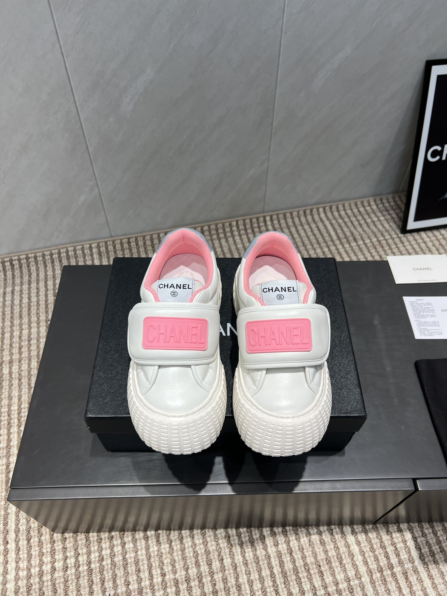 NO:543735,: 'Exclusive Top Version' Xiaoxiang C Home 2025 vs Early Autumn Hot Casual Series... [Horizontal Velcro Pink Casual Shoes] Fairy style, the latest color combination is amazing, irresistible, the latest biscuit shoes are currently super popular colorful casual shoes, Internet celebrity star Xiaohongshu is chasing hotly, and the silly cute style is released with a bit of retro flavor!  Special shape, very recognizable, slimming and long legs, absolutely powerful, comfortable to wear, high appearance, comfortable and heightened. I must recommend it to everyone, the main feature of this year's series, minimalist style... Fabric: original customized sheepskin Inner: original customized breathable net footbed: original customized sheepskin Outsole: original mold foamed sole Size: 35-39 (40.41. Customized without return) Packaging: original full set of packaging Color: official website synchronous update, casual shoes/sports shoes, chanel, sneakers, sheepskin19860909:《独家顶级版本》 小香C家2025vs早秋火爆休闲系列…【横带魔术贴松糕休闲鞋】  仙女款,最新的拼色绝了,无法抗拒,最新饼干鞋目前超级流行的彩色休闲鞋,网红明星小红书狂追热推 发售蠢萌可爱的造型带了点复古味！ 造型特殊,很有辨识度, 显瘦显腿长,绝对实力派,穿上也很舒服,高颜值 舒适,增高 一定要推荐给大家,今年系列的主打, 极简的风格…… 面料:原版定制羊皮 内里:原版定制透气网 垫脚:原版定制羊皮 大底:原版开模发泡成型底 码数:35-39（40.41.定制不退换） 包装:原版全套包装 颜色:官网同步更新,休闲鞋/运动鞋,chanel,sneakers,sheepskin,Women's Shoes