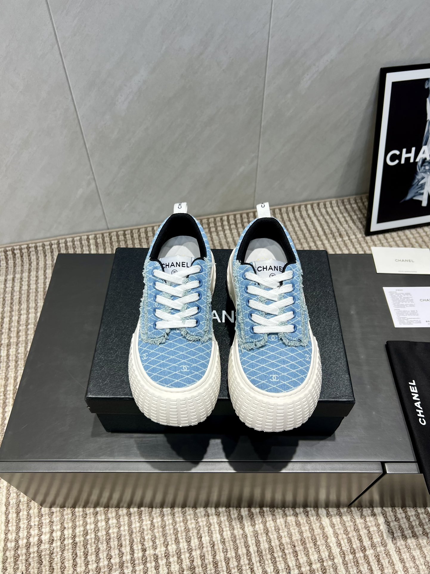 NO:543738,: 'Exclusive Top Version' Xiaoxiang C Home 2025 vs Early Autumn Hot Casual Series... [Washed denim sponge cake casual shoes] Fairy style, the latest color combination is amazing, irresistible, the latest biscuit shoes are currently super popular colorful casual shoes, Internet celebrity star Xiaohongshu is chasing hotly, and the silly cute style is released with a bit of retro flavor!  Special shape, very recognizable, slimming and long legs, absolutely powerful, comfortable to wear, high appearance, comfortable and heightened. I must recommend it to everyone, the main feature of this year's series, minimalist style... Fabric: Original custom-made washing denim printing process Inner: Original custom breathable net Finger: Original custom sheepskin Outsole: Original mold foamed sole Size: 35-39 (40.41. Customized without return) Packaging: Original full package Color: Official website synchronous update, casual shoes/sports shoes, chanel, sneakers, sheepskin19860909:《独家顶级版本》 小香C家2025vs早秋火爆休闲系列…【水洗牛仔松糕休闲鞋】  仙女款,最新的拼色绝了,无法抗拒,最新饼干鞋目前超级流行的彩色休闲鞋,网红明星小红书狂追热推 发售蠢萌可爱的造型带了点复古味！ 造型特殊,很有辨识度, 显瘦显腿长,绝对实力派,穿上也很舒服,高颜值 舒适,增高 一定要推荐给大家,今年系列的主打, 极简的风格…… 面料:原版定制水洗牛仔布打印工艺 内里:原版定制透气网 垫脚:原版定制羊皮 大底:原版开模发泡成型底 码数:35-39（40.41.定制不退换） 包装:原版全套包装 颜色:官网同步更新,休闲鞋/运动鞋,chanel,sneakers,sheepskin,Women's Shoes