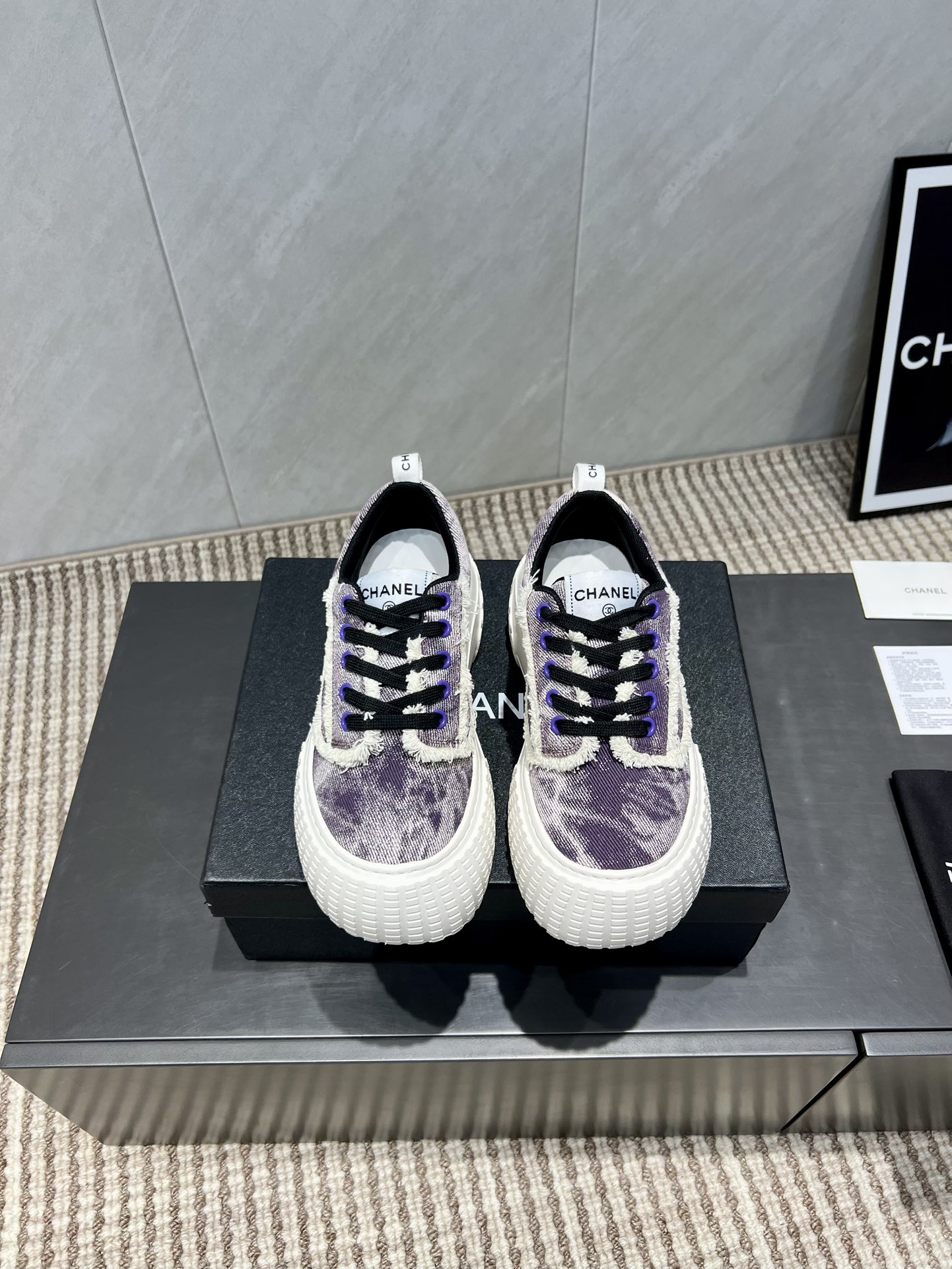 NO:543712,: 'Exclusive Top Version' Xiaoxiang C Home 2025 vs Early Autumn Hot Casual Series... [Washed denim sponge cake casual shoes] Fairy style, the latest color combination is amazing, irresistible, the latest biscuit shoes are currently super popular colorful casual shoes, Internet celebrity star Xiaohongshu is chasing hotly, and the silly cute style is released with a bit of retro flavor!  Special shape, very recognizable, slimming and long legs, absolutely powerful, comfortable to wear, high appearance, comfortable and heightened. I must recommend it to everyone, the main feature of this year's series, minimalist style... Fabric: Original custom washed denim Inner: Original custom breathable net Finger pad: Original custom sheepskin Outsole: Original mold foamed sole Size: 35-39 (40.41. Customized without return) Packaging: Original full package Color: Official website synchronous update, casual shoes/sports shoes, chanel, sneakers, sheepskin19860909:《独家顶级版本》 小香C家2025vs早秋火爆休闲系列…【水洗牛仔松糕休闲鞋】  仙女款,最新的拼色绝了,无法抗拒,最新饼干鞋目前超级流行的彩色休闲鞋,网红明星小红书狂追热推 发售蠢萌可爱的造型带了点复古味！ 造型特殊,很有辨识度, 显瘦显腿长,绝对实力派,穿上也很舒服,高颜值 舒适,增高 一定要推荐给大家,今年系列的主打, 极简的风格…… 面料:原版定制水洗牛仔布 内里:原版定制透气网 垫脚:原版定制羊皮 大底:原版开模发泡成型底 码数:35-39（40.41.定制不退换） 包装:原版全套包装 颜色:官网同步更新,休闲鞋/运动鞋,chanel,sneakers,sheepskin,Women's Shoes