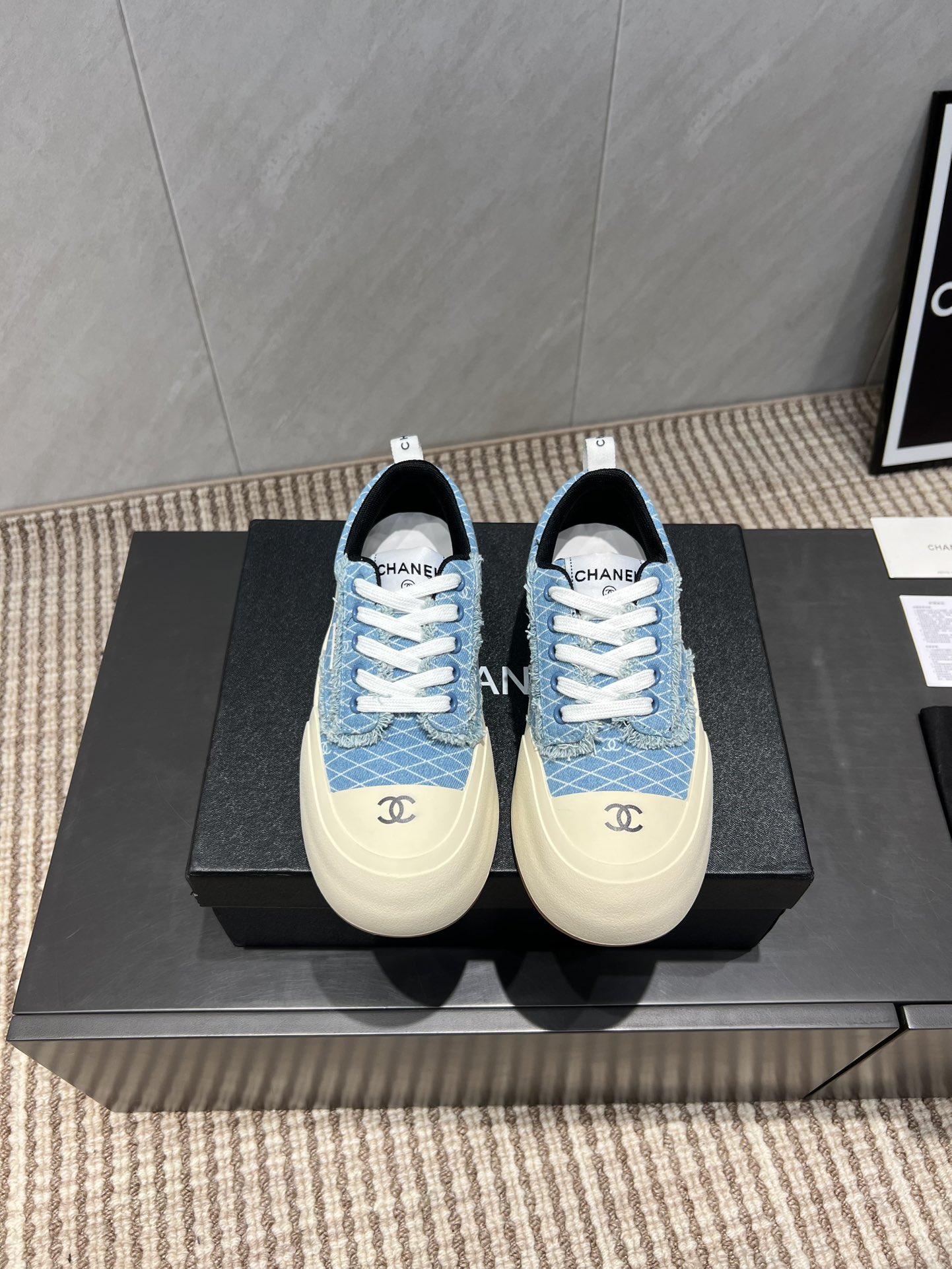 NO:543715,: 'Exclusive Top Version' Xiaoxiang C Home 2025 vs Early Autumn is a hot casual series... [Washed denim thick-soled casual shoes] Fairy style, the latest color combination is amazing, irresistible, the latest biscuit shoes are currently super popular colorful casual shoes, Internet celebrity star Xiaohongshu is chasing hotly, and the silly cute and cute look is released with a bit of retro flavor!  Special shape, very recognizable, slimming and long legs, absolutely powerful, comfortable to wear, high appearance, comfortable and heightened. I must recommend it to everyone, the main feature of this year's series, minimalist style... Fabric: Original custom-made washing denim printing process Inner: Original custom breathable net Fighting: Original custom sheepskin Outsole: Original opening mold two-color molded sole Size: 35-39 (40.41. Customized without return) Packaging: Original full package Color: Official website synchronous update, casual shoes/sports shoes, chanel, sneakers, sheepskin19860909:《独家顶级版本》 小香C家2025vs早秋火爆休闲系列…【水洗牛仔厚底休闲鞋】  仙女款,最新的拼色绝了,无法抗拒,最新饼干鞋目前超级流行的彩色休闲鞋,网红明星小红书狂追热推 发售蠢萌可爱的造型带了点复古味！ 造型特殊,很有辨识度, 显瘦显腿长,绝对实力派,穿上也很舒服,高颜值 舒适,增高 一定要推荐给大家,今年系列的主打, 极简的风格…… 面料:原版定制水洗牛仔布打印工艺 内里:原版定制透气网 垫脚:原版定制羊皮 大底:原版开模双色成型底 码数:35-39（40.41.定制不退换） 包装:原版全套包装 颜色:官网同步更新,休闲鞋/运动鞋,chanel,sneakers,sheepskin,Women's Shoes