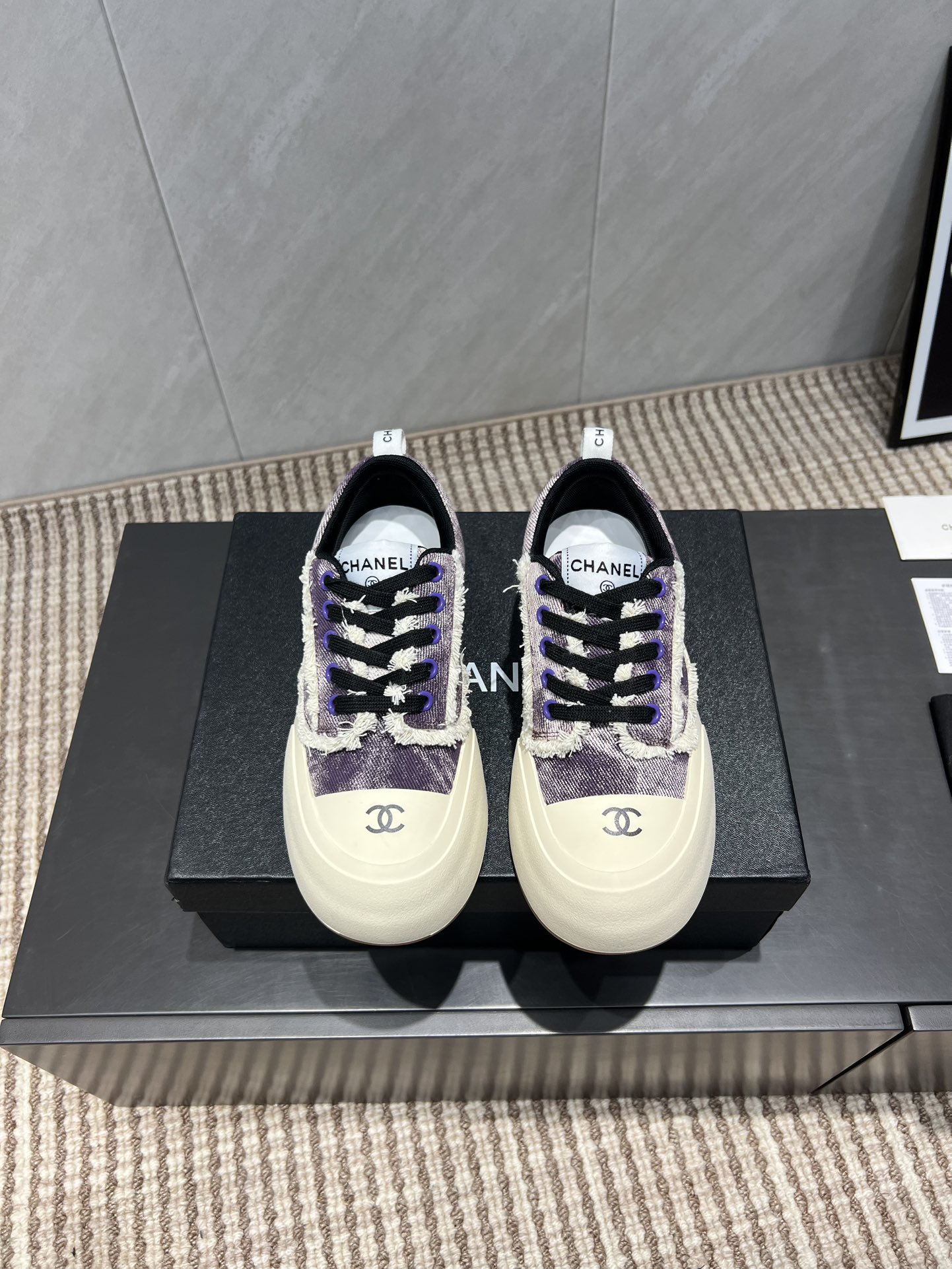 NO:543718,: 'Exclusive Top Version' Xiaoxiang C Home 2025 vs Early Autumn is a hot casual series... [Washed denim thick-soled casual shoes] Fairy style, the latest color combination is amazing, irresistible, the latest biscuit shoes are currently super popular colorful casual shoes, Internet celebrity star Xiaohongshu is chasing hotly, and the silly cute and cute look is released with a bit of retro flavor!  Special shape, very recognizable, slimming and long legs, absolutely powerful, comfortable to wear, high appearance, comfortable and heightened. I must recommend it to everyone, the main feature of this year's series, minimalist style... Fabric: Original custom washed denim Inner: Original custom breathable net Finger: Original custom sheepskin Outsole: Original open mold two-color molded sole Size: 35-39 (40.41. Customized without return) Packaging: Original full package Color: Official website synchronous update, casual shoes/sports shoes, chanel, sneakers, sheepskin19860909:《独家顶级版本》 小香C家2025vs早秋火爆休闲系列…【水洗牛仔厚底休闲鞋】  仙女款,最新的拼色绝了,无法抗拒,最新饼干鞋目前超级流行的彩色休闲鞋,网红明星小红书狂追热推 发售蠢萌可爱的造型带了点复古味！ 造型特殊,很有辨识度, 显瘦显腿长,绝对实力派,穿上也很舒服,高颜值 舒适,增高 一定要推荐给大家,今年系列的主打, 极简的风格…… 面料:原版定制水洗牛仔布 内里:原版定制透气网 垫脚:原版定制羊皮 大底:原版开模双色成型底 码数:35-39（40.41.定制不退换） 包装:原版全套包装 颜色:官网同步更新,休闲鞋/运动鞋,chanel,sneakers,sheepskin,Women's Shoes