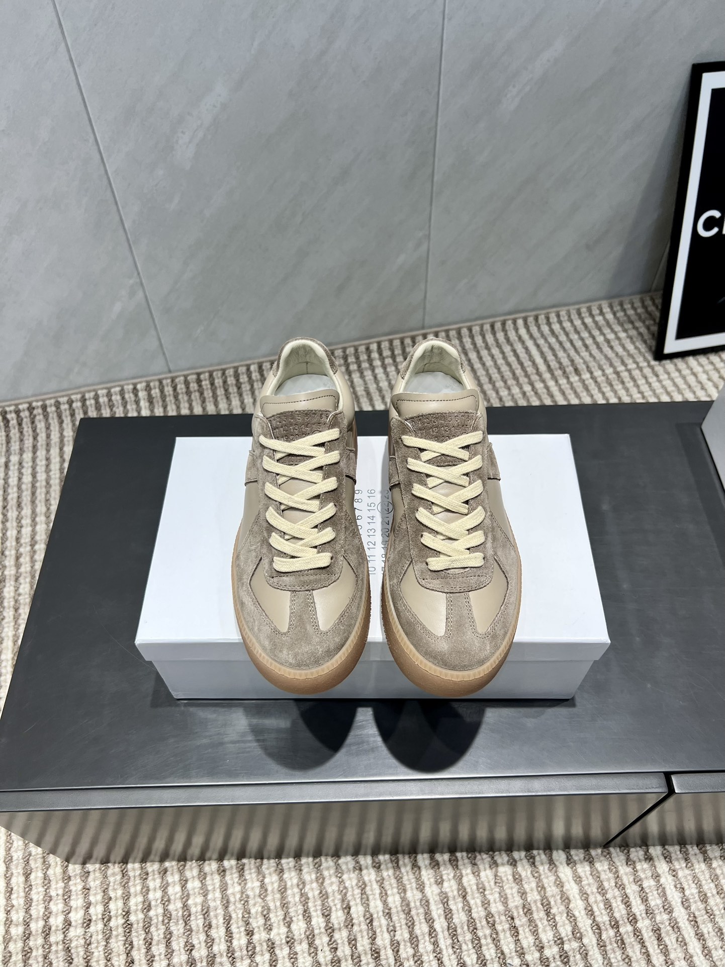 NO:543721,: 'Exclusive Top Version' M*M6M*aison M*argiela~25vs new retro casual series... [Retro color-blocked thick-soled casual shoes] Just hearing the retro style, you can immediately think of the classic M*arginal, retro and fashionable, spring, summer, autumn and winter color matching is clean and refreshing, comfortable, cool, casual style design, very Magila style, pressure-free and pioneering elements on the feet, original packaging A light luxury trendy style and multi-element combination combined with Magila designer design This German training shoe continues the classic T-shaped genuine leather splicing. After many careful improvements by the design team, it is just to let you experience the most primitive military flavor~ The designer's design technology combines the top craftsmanship of sports and leisure Labang last, without taking off the bottom, without odor, and adopts Labang last technology... Fabric: Original custom cowhide Inner: Original custom sheepskin foot pad: Original custom cowhide  Outsole: Original open mold wear-resistant molding sole Size: 35-39 (40 customized without return and exchange) Packaging: Original full package Color: Official website synchronous update, casual shoes/sports shoes, masion margiela, sneakers, cowhide, sheepskin19860909:《独家顶级版本》 M*M6M*aison M*argiela~25vs新款复古休闲系列……【复古拼色厚底休闲鞋】 光听到复古风就能立刻想到经典M*arginal,复古时髦,春夏秋冬配色干净清爽集合,舒适,酷飒,休闲于一体的风格设计,很马吉拉风格,上脚无压力十足先锋元素,原版包装 一个轻奢潮款多元素结合玛吉拉设计师设计这一款德国训练鞋延续了经典的T形真皮拼接,经过设计团队多次的精心改良,只为让您体验最原始的军旅味道~设计师设计工艺结合运动休闲拉邦套楦顶级工艺,不脱底,不臭胶水,采用拉邦套楦工艺…… 面料:原版定制牛皮 内里:原版定制羊皮 垫脚:原版定制牛皮 大底:原版开模耐磨成型底 码数:35-39（40定制不退换） 包装:原版全套包装 颜色:官网同步更新,休闲鞋/运动鞋,masion margiela,sneakers,cowhide,sheepskin,Women's Shoes