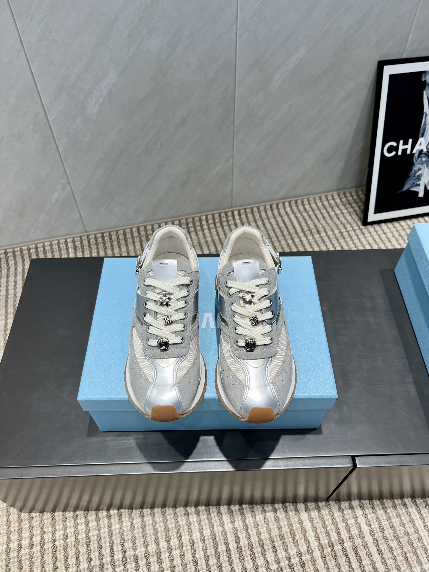 NO:536400,(Top version) SUGARSU 25 spring and summer casual new series... [Color-blocked casual sneakers] Simple square toe shape, retro and exquisite. The shoelace design adds a bit of agility, and its versatile attributes are really super strong. Whether it is a sweet dress or casual wide-leg pants, it can be perfectly adapted to create different styles easily. Fabric: original cowhide custom fabric multi-layer craftsmanship Inner: original custom sheepskin foot pad: original custom sheepskin Outsole: original open mold multi-layer combination sole Packaging: original full set of packaging Size: 35-39 (40 size customization without return and exchange) Color official website synchronous update, casual shoes/sneakers, sneakers, skirts, cowhide, sheepskin19860909（顶级版本） SUGARSU 25春夏休闲新款系列……【拼色休闲运动鞋】 简约的方头造型,复古中透着精致 鞋带的设计增添了几分灵动,而且它的百搭属性真的超强,无论是甜美风的连衣裙,还是随性的阔腿裤,都能完美适配 轻松打造出不同风格. 面料:原版牛皮定制布料多层工艺 内里:原版定制羊皮 垫脚:原版定制羊皮 大底:原版开模多层组合底 包装:原版全套包装 码数:35-39（40码定制不退换） 颜色官网同步更新,休闲鞋/运动鞋,sneakers,skirts,cowhide,sheepskin,Women's Shoes