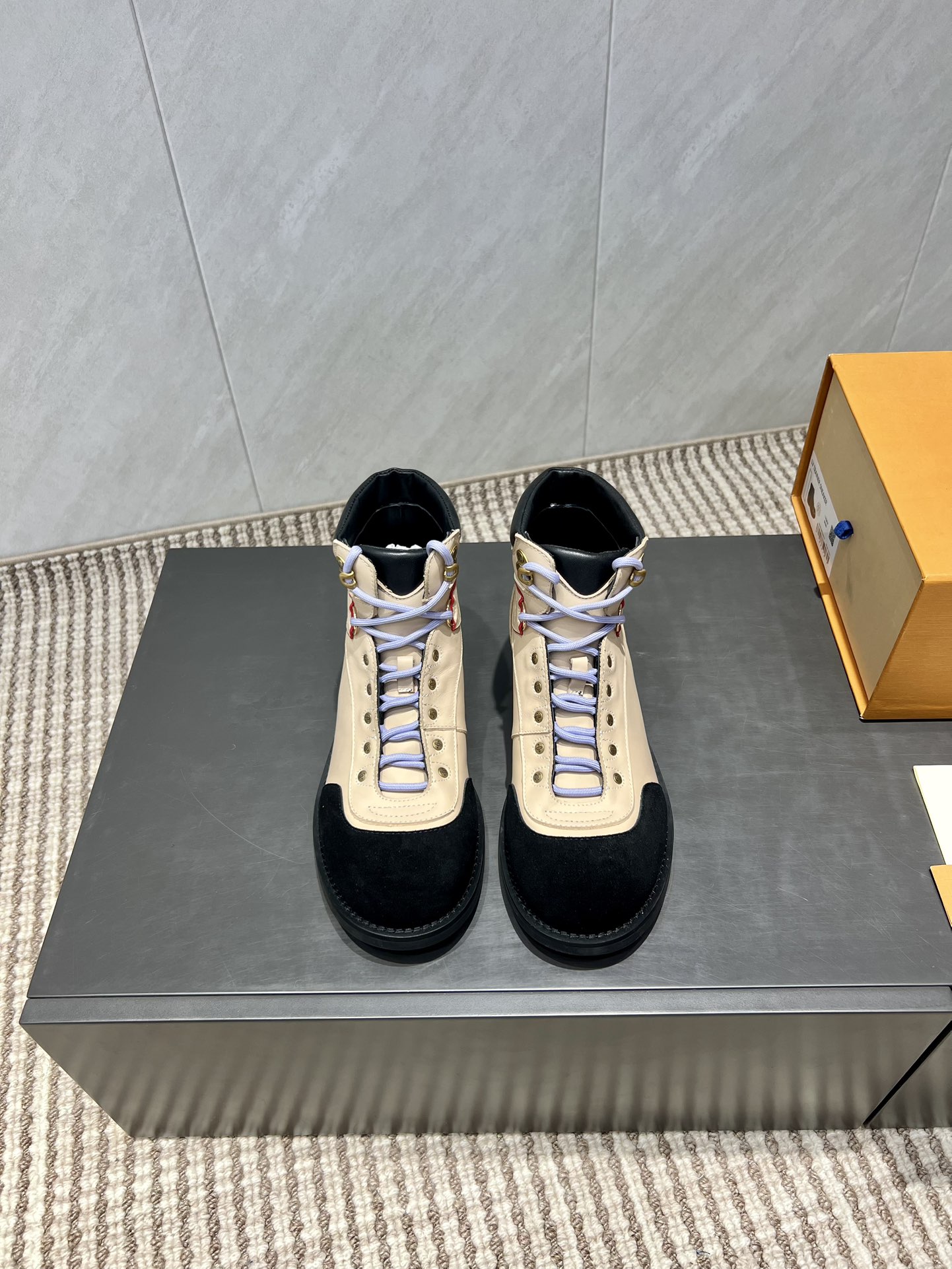 NO:543729,: Couple 'Exclusive Top Version' L*V Lujia 2025vs latest joint hot-selling boots series in early autumn... [Couple's big-head strappy short boots] are made with heavy industry, the original version was purchased from France, and it took several months to create all private models to ensure that all materials, materials, and production processes are consistent with the original version!  Fabric: Original customized cowhide Lining: Original customized sheepskin Feet: Original customized sheepskin Outsole: Original open-molded TPU molded sole Bottom thickness: 3.5cm Size: 35-44 (40 for women, 45.46 for men. Customized and non-returnable) Packaging: Original full set of packaging Color: Official website updated simultaneously, boots, louis vuitton, louis vuitton, boots, cowhide, sheepskin19860909:情侣《独家顶级版本》 L*V驴家2025vs早秋最新联名爆款靴子系列……【情侣大头绑带短靴】 重工打造,法国代购原版回来,历经数月全部私模打造,确保所有用料、材质、制作工艺与原版一致！ 面料:原版定制牛皮 内里:原版定制羊皮 垫脚:原版定制羊皮 大底:原版开模TPU成型底 底厚:3.5cm 码数:35-44（女40.男45.46.定制不退换） 包装:原版全套包装 颜色:官网同步更新,靴子,louis vuitton,louis vuitton,boots,cowhide,sheepskin,Women's Shoes