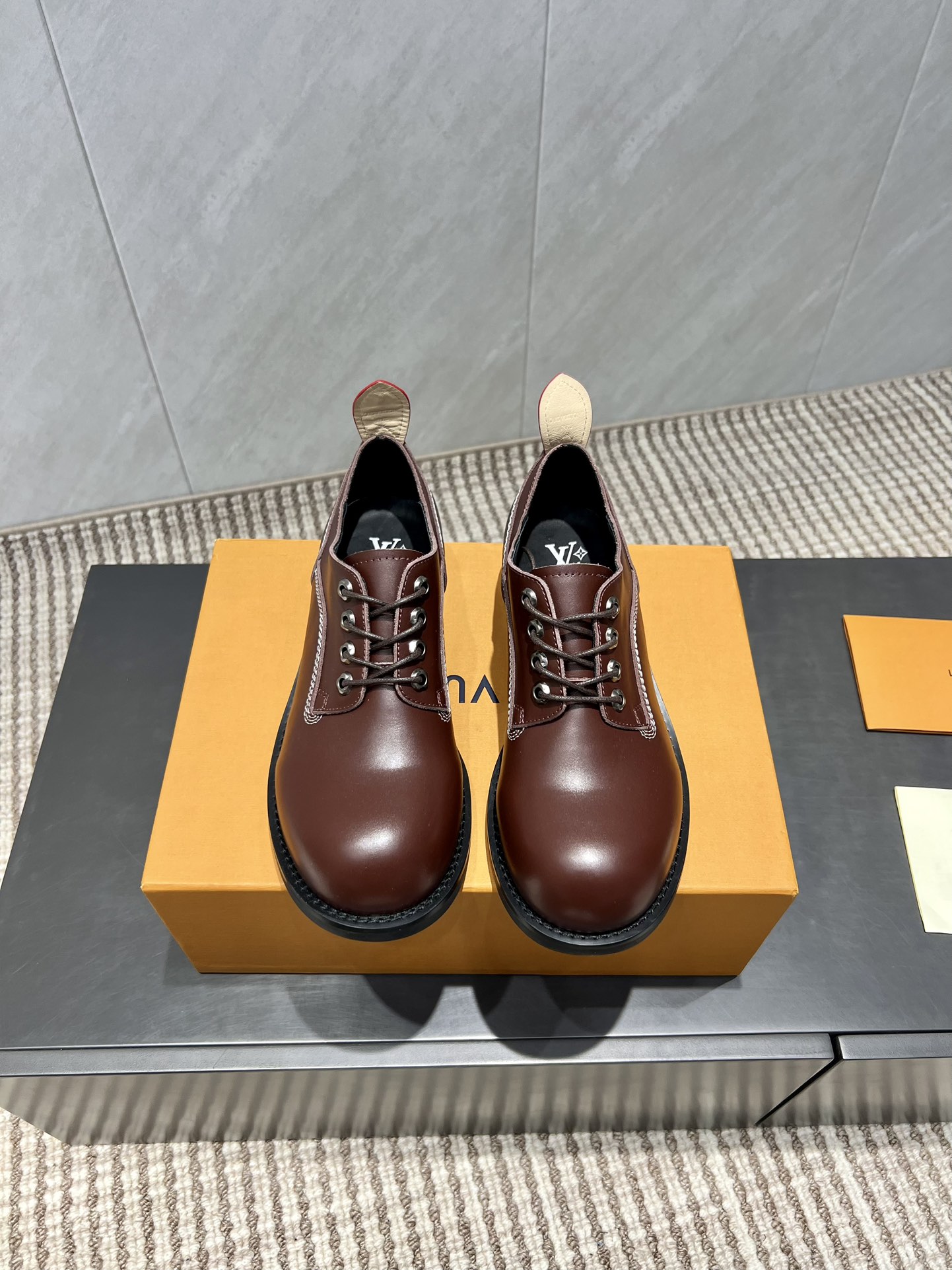 NO:543726,: Couple 'Exclusive Top Version' L*V Donkey House 2025 vs Early Autumn latest co-branded hot boot series... [Couple Big Head Loafer Single Shoes] Heavy Industry Built, French purchasing agent returns, and after several months, all private models are created to ensure that all materials, materials, and production craftsmanship are consistent with the original version!  Fabric: Original custom cowhide Inner: Original custom sheepskin Finger pad: Original custom sheepskin Outsole: Original open mold TPU molded bottom Sole thickness: 3.5cm Size: 35-44 (female 40. male 45.46. Customized without return) Packaging: Original full package Color: Synchronous update of official website, single shoes, louis vuitton, louis vuitton, loafers, boots, cowhide, sheepskin19860909:情侣《独家顶级版本》 L*V驴家2025vs早秋最新联名爆款靴子系列……【情侣大头乐福单鞋】 重工打造,法国代购原版回来,历经数月全部私模打造,确保所有用料、材质、制作工艺与原版一致！ 面料:原版定制牛皮 内里:原版定制羊皮 垫脚:原版定制羊皮 大底:原版开模TPU成型底 底厚:3.5cm 码数:35-44（女40.男45.46.定制不退换） 包装:原版全套包装 颜色:官网同步更新,单鞋,louis vuitton,louis vuitton,loafers,boots,cowhide,sheepskin,Women's Shoes