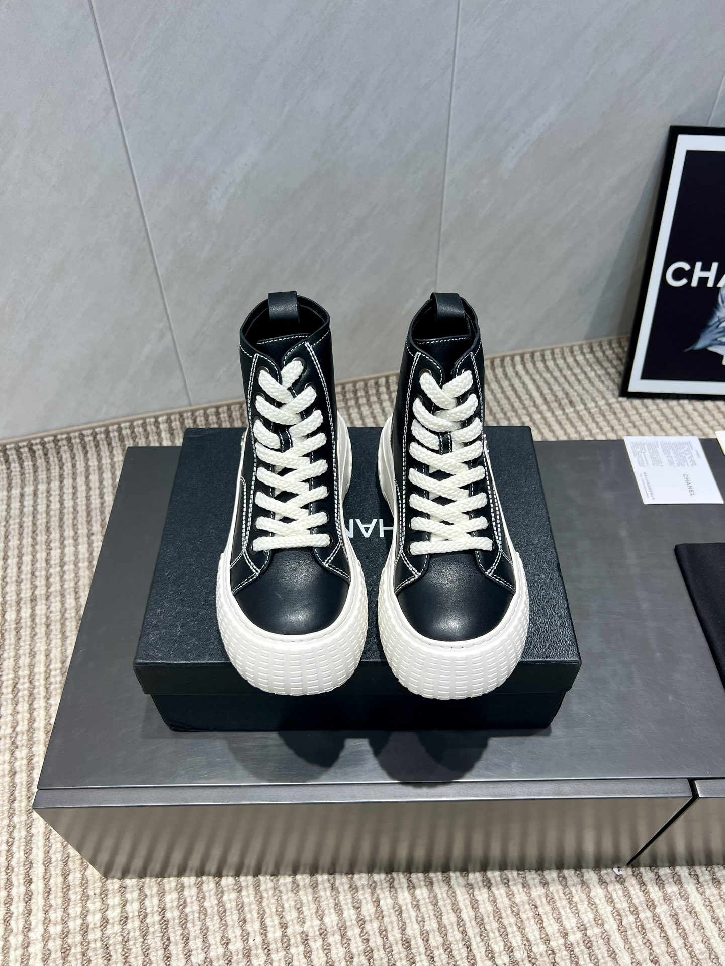 NO:543737,: 'Exclusive Top Version' Xiaoxiang C Home 2025 vs Early Autumn Casual Short Boot Series... [Round toe straps and cake casual short boots] Fairy style, the latest color combination is amazing, irresistible, the latest biscuit shoes are currently super popular colorful casual shoes, Internet celebrity star Xiaohongshu is chasing hotly, and the silly cute and cute look is released with a bit of retro flavor!  Special shape, very recognizable, slimming and long legs, absolutely powerful, comfortable to wear, high appearance, comfortable and heightened. I must recommend it to everyone, the main feature of this year's series, minimalist style... Fabric: original customized cowhide Inner: original customized sheepskin footbed: original customized sheepskin Big sole: original mold foamed bottom Number of sizes: 35-39 (40.41. Customized without return) Packaging: original full set of packaging Color: official website synchronous update, boots, chanel, boots, cowhide, sheepskin19860909:《独家顶级版本》 小香C家2025vs早秋火爆休闲短靴系列…【圆头绑带松糕休闲短靴】  仙女款,最新的拼色绝了,无法抗拒,最新饼干鞋目前超级流行的彩色休闲鞋,网红明星小红书狂追热推 发售蠢萌可爱的造型带了点复古味！ 造型特殊,很有辨识度, 显瘦显腿长,绝对实力派,穿上也很舒服,高颜值 舒适,增高 一定要推荐给大家,今年系列的主打, 极简的风格…… 面料:原版定制牛皮 内里:原版定制羊皮 垫脚:原版定制羊皮 大底:原版开模发泡成型底 码数:35-39（40.41.定制不退换） 包装:原版全套包装 颜色:官网同步更新,靴子,chanel,boots,cowhide,sheepskin,Women's Shoes