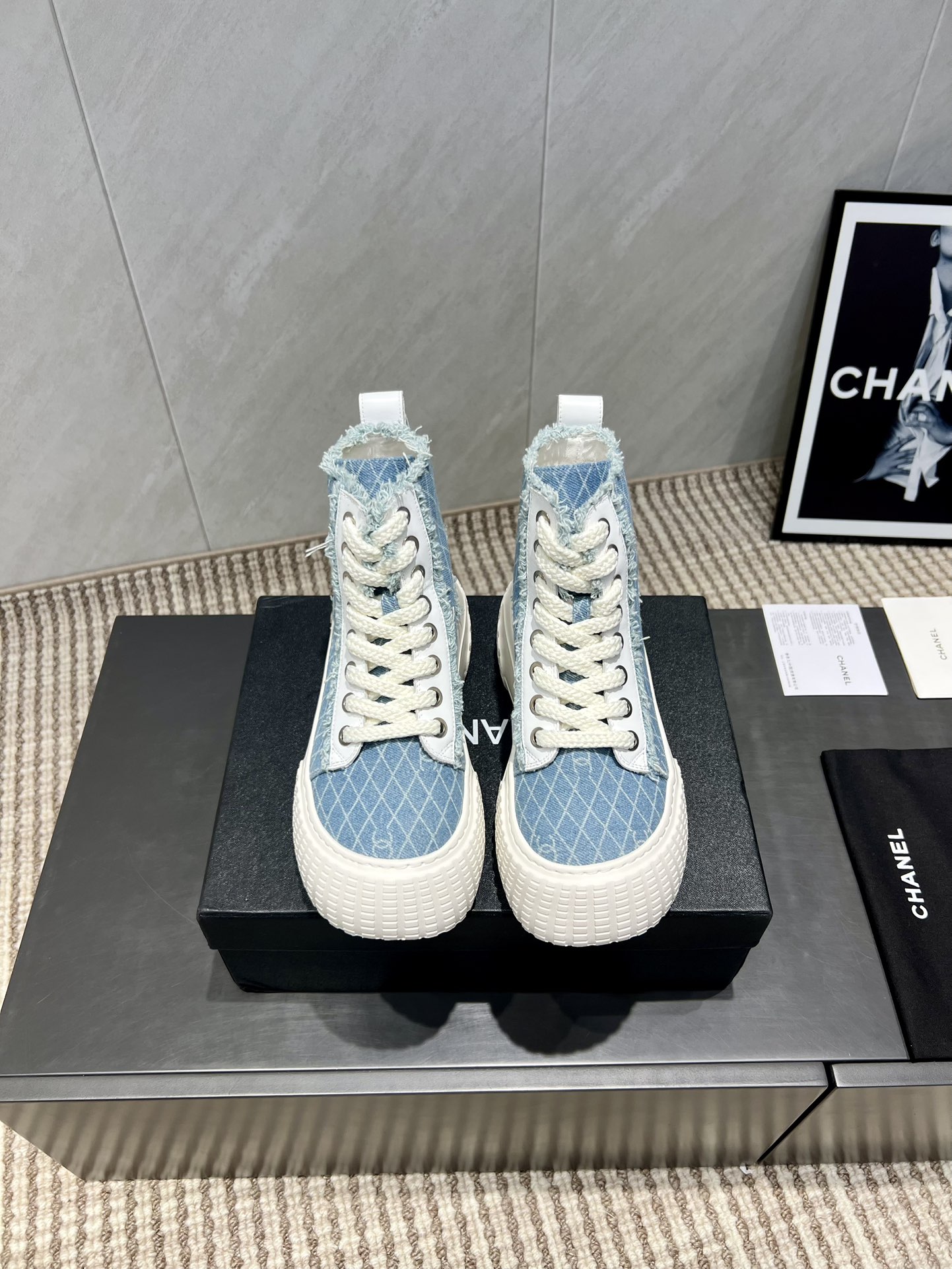 NO:543711,: 'Exclusive Top Version' Xiaoxiang C Home 2025 vs Early Autumn Casual Short Boot Series... [Round toe straps and cake casual short boots] Fairy style, the latest color combination is amazing, irresistible, the latest biscuit shoes are currently super popular colorful casual shoes, Internet celebrity star Xiaohongshu is chasing hotly, and the silly cute and cute look is released with a bit of retro flavor!  Special shape, very recognizable, slimming and long legs, absolutely powerful, comfortable to wear, high appearance, comfortable and heightened. I must recommend it to everyone, the main feature of this year's series, minimalist style... Fabric: original customized cowhide denim fabric Inner: original customized sheepskin footbed: original customized sheepskin broadsole: original mold foamed bottom Size: 35-39 (40.41. Customized without return) Packaging: original full package Color: official website synchronous update, boots, chanel, boots, cowhide, sheepskin19860909:《独家顶级版本》 小香C家2025vs早秋火爆休闲短靴系列…【圆头绑带松糕休闲短靴】  仙女款,最新的拼色绝了,无法抗拒,最新饼干鞋目前超级流行的彩色休闲鞋,网红明星小红书狂追热推 发售蠢萌可爱的造型带了点复古味！ 造型特殊,很有辨识度, 显瘦显腿长,绝对实力派,穿上也很舒服,高颜值 舒适,增高 一定要推荐给大家,今年系列的主打, 极简的风格…… 面料:原版定制牛皮牛仔布料 内里:原版定制羊皮 垫脚:原版定制羊皮 大底:原版开模发泡成型底 码数:35-39（40.41.定制不退换） 包装:原版全套包装 颜色:官网同步更新,靴子,chanel,boots,cowhide,sheepskin,Women's Shoes