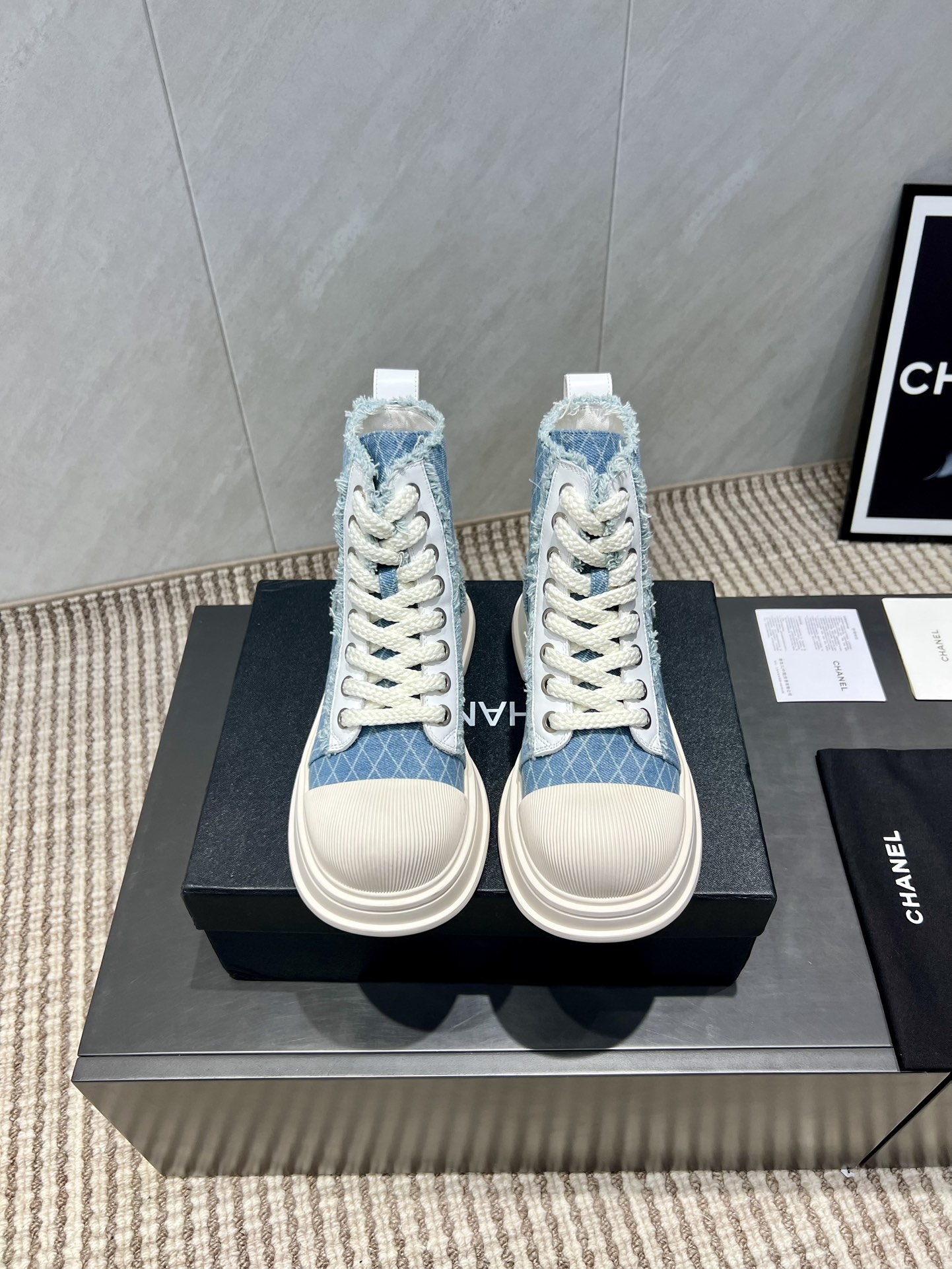 NO:543717,: 'Exclusive Top Version' Xiaoxiang C Home 2025 vs Early Autumn Casual Short Boot Series... [Glue-toe thick-soled casual short boots] Fairy style, the latest color combination is amazing, irresistible, the latest biscuit shoes are currently super popular colorful casual shoes, Internet celebrity star Xiaohongshu is chasing hotly, and the silly cute and cute look is released with a bit of retro flavor!  Special shape, very recognizable, slimming and long legs, absolutely powerful, comfortable to wear, high appearance, comfortable and heightened. I must recommend it to everyone, the main feature of this year's series, minimalist style... Fabric: Original custom cowhide denim Inner: Original custom sheepskin footbed: Original custom sheepskin Big sole: Original mold foamed bottom Number of sizes: 35-39 (40.41. Customized without return) Packaging: Original full package Color: Official website synchronous update, boots, chanel, boots, cowhide, sheepskin19860909:《独家顶级版本》 小香C家2025vs早秋火爆休闲短靴系列…【胶头厚底休闲短靴】  仙女款,最新的拼色绝了,无法抗拒,最新饼干鞋目前超级流行的彩色休闲鞋,网红明星小红书狂追热推 发售蠢萌可爱的造型带了点复古味！ 造型特殊,很有辨识度, 显瘦显腿长,绝对实力派,穿上也很舒服,高颜值 舒适,增高 一定要推荐给大家,今年系列的主打, 极简的风格…… 面料:原版定制牛皮牛仔布 内里:原版定制羊皮 垫脚:原版定制羊皮 大底:原版开模发泡成型底 码数:35-39（40.41.定制不退换） 包装:原版全套包装 颜色:官网同步更新,靴子,chanel,boots,cowhide,sheepskin,Women's Shoes