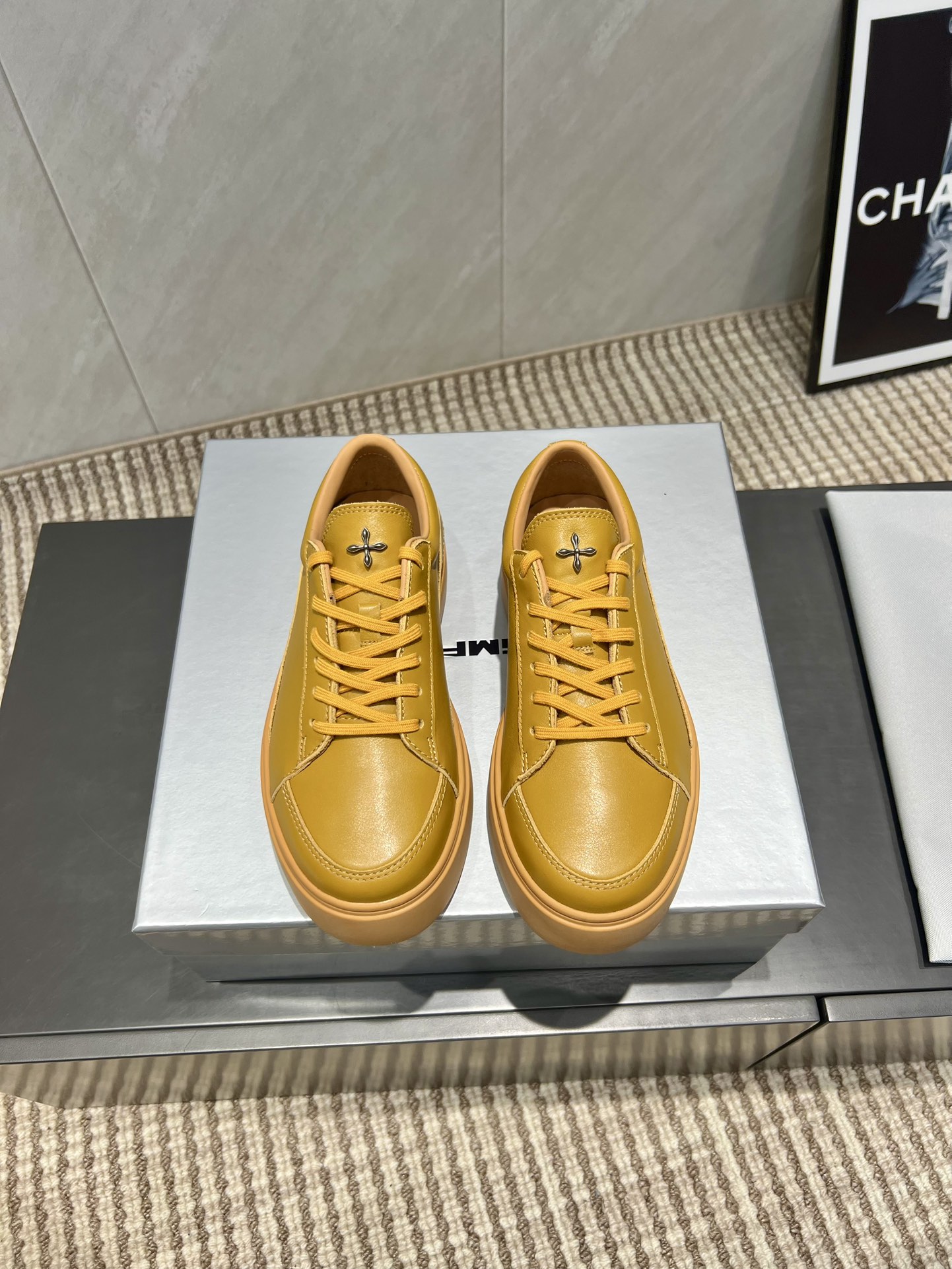 NO:543734,: 'Exclusive top version' SMFK (Tide) 2025 vs the latest popular casual series in early autumn... [Round-toe thick-soled cross casual shoes] Versatile minimalist style national trend, the new work inherits many popular elements of the brand, and is bound to be a hit  ——Single shoes have endless matching possibilities. They can be worn with narrow-leg jeans or miniskirts, or can be layered with printed dresses. They are made of soft pure leather and are equipped with comfortable thick heels of moderate height. The details also ensure that they are secure and not easy to shift, creating a loose and lazy style... Fabric: Customized original cowhide. Lining: Customized imported cowhide. Foot pads: Customized imported sheepskin. Outsole: Original molded foam sole. Bottom thickness: 3cm.  Code number: 35-39 (40. Customization is non-refundable) Packaging: Original full set of packaging   Color: official website updated simultaneously, casual shoes/sports shoes, sneakers, skirts, jeans, cowhide, sheepskin19860909: 《独家顶级版本》 SMFK(Tide)2025vs早秋最新王炸爆款休闲系列…【圆头厚底十字休闲鞋】 百搭的极简风国潮,新作继承了诸多品牌制胜的流行元素,势必大热 ——单鞋拥有无尽的搭配可能,它可与窄腿牛仔裤或迷你裙同穿,也能与印花连衣裙打造叠穿造型,单品采用柔软纯皮而成,配有高度适中的舒适粗跟,细节还确保穿着稳妥不易移位,营造松垮慵懒风…… 面料:定制原版牛皮 内里:定制进口牛皮 垫脚:定制进口羊皮 大底:原版开模发泡成型底 底厚:3cm 码数:35-39（40.定制不退换） 包装:原版全套包装 颜色:官网同步更新,休闲鞋/运动鞋,sneakers,skirts,jeans,cowhide,sheepskin,Women's Shoes