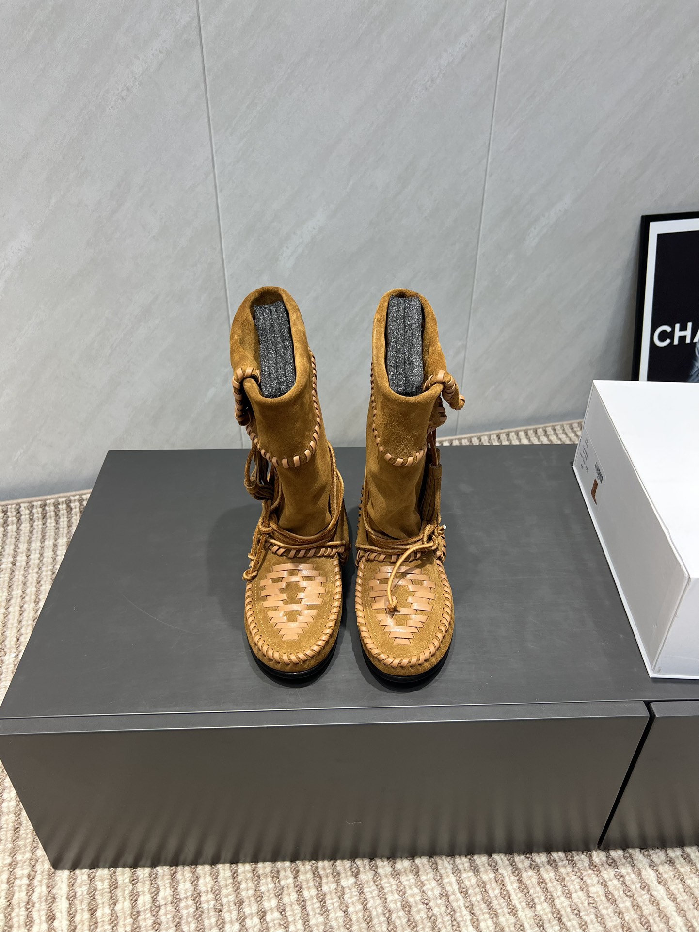 NO:543731,: 'Exclusive top version' isabel marant/Isabel 25 vs early autumn latest casual boots series... [Retro Roman casual boots] Marant mixes the past and the future, 'interweaves the unique features of the three cultures of Africa, Indians, and Antilles. A French brand with exclusive heavy embroidery, pure heavy craftsmanship, and pattern output... Fabric: Original customized imported beef skewer leather strip craftsmanship Lining: Original customized imported sheepskin Foot: Original customized imported sheepskin Outsole: Original leather combination outsole  Bottom height: flat. Number of yards: 35-39 (40 is custom-made and cannot be returned or exchanged). Packaging: original full set of packaging. Color: official synchronized update, boots, boots, sheepskin.19860909:《独家顶级版本》 isabel marant/伊莎贝尔25vs早秋最新休闲靴子系列…【复古罗马休闲靴】 玛兰混合过去与将来'交织出非洲,印第安,安第列斯三种文化的独特风貌的一个法国品牌独家重工刺绣,纯正重工艺,对版输出…… 面料:原版定制进口牛猄串皮条工艺 内里:原版定制进口羊皮 垫脚:原版定制进口羊皮 大底:原版真皮组合大底 底高:平底 码数:35-39（40定做不退换） 包装:原版全套包装 颜色:官方同步更新,靴子,boots,sheepskin,Women's Shoes