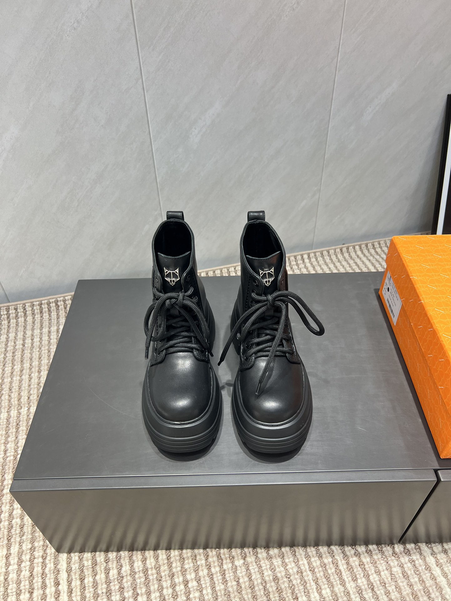 NO:543710,: 'Exclusive Top Version' nakedwolf*25vs autumn latest show sponge cake thick-soled casual boots series... [Round toe ball cake thick-soled short boots] nakedwolf*e Nedwolf is a London fashion designer brand. It is well-known for its wolf head. It is famous for its thick and crisp design. It is committed to creating bold and avant-garde shoes. This fashion boot is the master of the Naedwolf family. The original mold is opened, and the details are restored... Upper: Original custom cowhide Inner: Original custom (sheepskin/velvet. Optional) Finger pad: Original custom (sheepskin/velvet. Optional) Outsole: Original open mold light foam molding sole Heel height: 6.5cm Size: 35-39 (40.41 customization without return) Packaging: Original full set of packaging Color: Official synchronous update, boots, boots, cowhide, sheepskin19860909:《独家顶级版本》 nakedwolf*25vs秋季最新秀场松糕厚底休闲靴系列……【圆头松糕厚底短靴】 nakedwolf*e 耐德·沃夫是一家伦敦时装设计师品牌,狼头的知名标识,在奢侈品界享有盛誉,以厚实而挺括的设计著称,致力于打造大胆前卫的鞋履,这一款时装靴更是耐得·沃夫家族中的集大成者,原版开模,1:1细节还原…… 鞋面:原版定制牛皮 内里:原版定制（羊皮/绒里.可选） 垫脚:原版定制（羊皮/绒里.可选） 大底:原版开模轻泡成型底 跟高:6.5cm 码数:35-39（40.41定制不退换） 包装:原版全套包装 颜色:官方同步更新,靴子,boots,cowhide,sheepskin,Women's Shoes