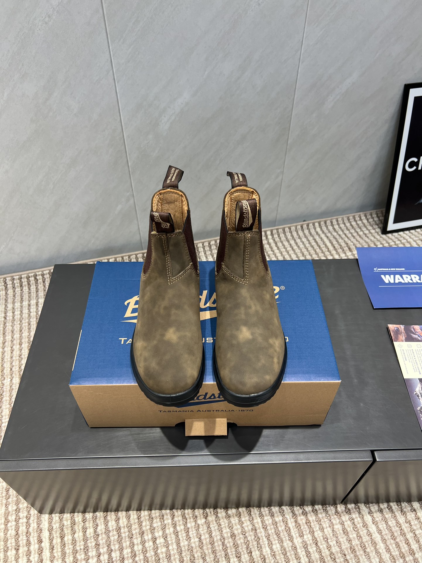 NO:543713,: 'Exclusive Top Version' blundstone niche trendy brand 2025vs autumn and winter latest catwalk casual boot series... [Round toe retro elastic short boots] Top version of blundstone casual boots in autumn and winter!  The most worth buying boots this year, no one!  Elastic style elements, this autumn and winter are indeed very cool and spicy. The limited edition autumn and winter style is very difficult to buy in the counter. It looks very hard and is actually very soft and easy to wear!  Excellent feet feel!  The boots are wide and can be worn with thick legs and thin legs, and they can be loose and look straight!  !  Full of punk style!  Upper: Original custom cowhide Inner: Original custom sheepskin Finger pad: Original custom sheepskin Outsole: Original molded IP molded sole Heel height: 3cm Size: 35-39 (40. Custom made no return or exchange) Packaging: Full set of packaging Color: Synchronous update, boots, boots, cowhide, sheepskin19860909:《独家顶级版本》 blundstone小众潮牌2025vs秋冬最新走秀休闲靴系列…… 【圆头复古松紧短靴】 顶级版本秋冬爆款blundstone休闲靴！ 今年最值得入手的靴子 没有之一！松紧风格元素,今年秋冬确实泰酷辣 秋冬限定款 专柜非常难买 看着很硬的样子 其实非常软巨好穿！脚感超赞！ 靴筒宽大 不管腿粗腿细 都能穿出宽松感而且非常显腿直！！朋克风十足！ 鞋面:原版定制牛皮 内里:原版定制羊皮 垫脚:原版定制羊皮 大底:原版开模IP成型大底 跟高:3cm 码数:35-39（40.订做不退不换) 包装:全套包装 颜色:同步更新,靴子,boots,cowhide,sheepskin,Women's Shoes