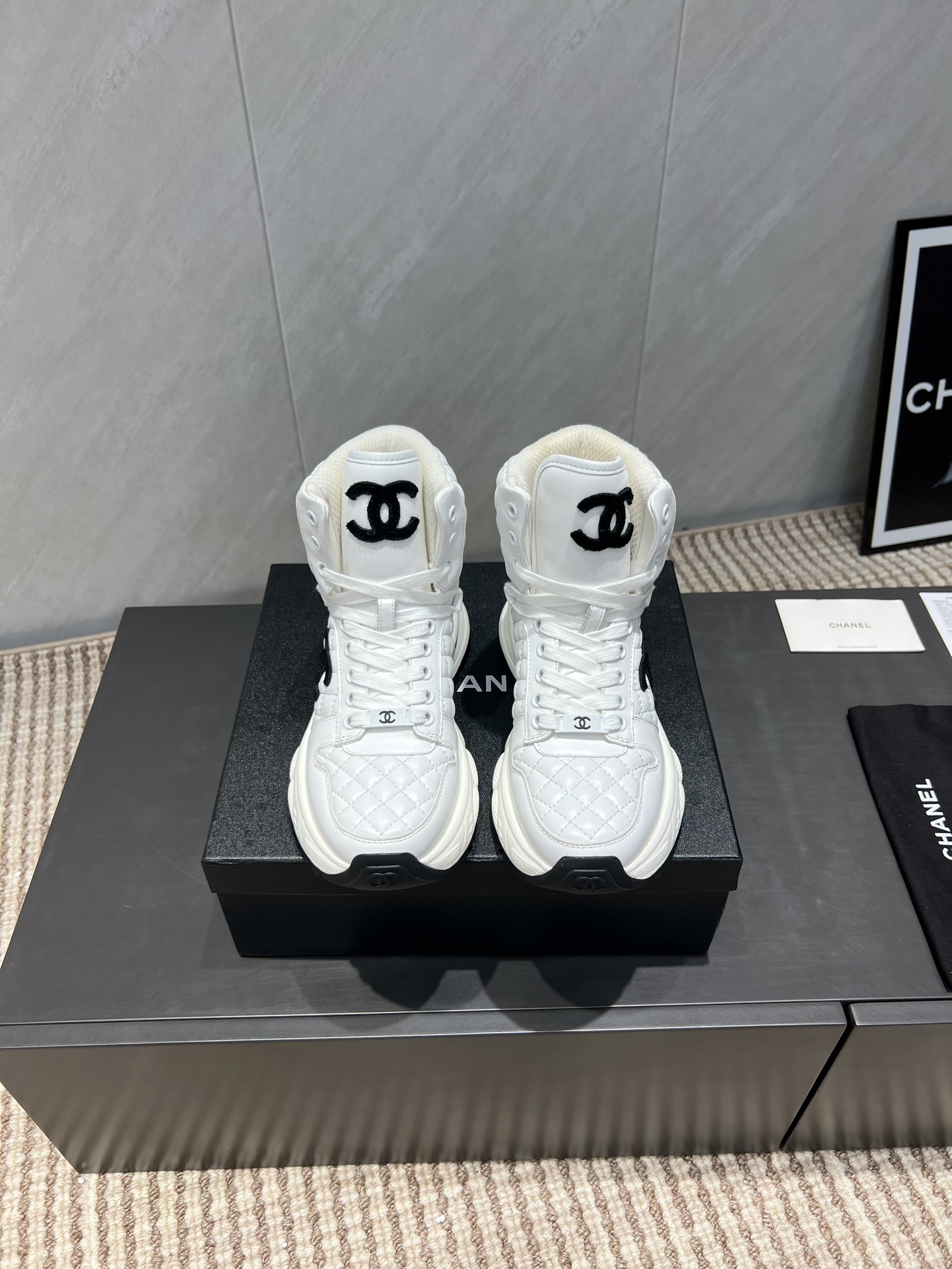 NO:543716,: 'Exclusive Top Version' Xiaoxiang C Home 2025 vs Early Autumn Casual Short Boot Series... [Electric Embroidered Thick-Soled Casual Short Boots] Fairy style, the latest color combination is amazing, irresistible, the latest biscuit shoes are currently super popular colorful casual shoes, Internet celebrity star Xiaohongshu is chasing hotly, and the silly cute and cute look is released with a bit of retro flavor!  Special shape, very recognizable, slimming and long legs, absolutely powerful, comfortable to wear, high appearance, comfortable and heightened. I must recommend it to everyone, the main feature of this year's series, minimalist style... Fabric: Original custom cowhide electric embroidery craftsmanship Inner: Original custom sheepskin footbed: Original custom sheepskin Big sole: Original mold foaming bottom Number of sizes: 35-39 (40.41. Customized without return) Packaging: Original full package Color: Official website synchronous update, boots, chanel, boots, cowhide, sheepskin19860909:《独家顶级版本》 小香C家2025vs早秋火爆休闲短靴系列…【电绣厚底休闲短靴】  仙女款,最新的拼色绝了,无法抗拒,最新饼干鞋目前超级流行的彩色休闲鞋,网红明星小红书狂追热推 发售蠢萌可爱的造型带了点复古味！ 造型特殊,很有辨识度, 显瘦显腿长,绝对实力派,穿上也很舒服,高颜值 舒适,增高 一定要推荐给大家,今年系列的主打, 极简的风格…… 面料:原版定制牛皮电绣工艺 内里:原版定制羊皮 垫脚:原版定制羊皮 大底:原版开模发泡成型底 码数:35-39（40.41.定制不退换） 包装:原版全套包装 颜色:官网同步更新,靴子,chanel,boots,cowhide,sheepskin,Women's Shoes