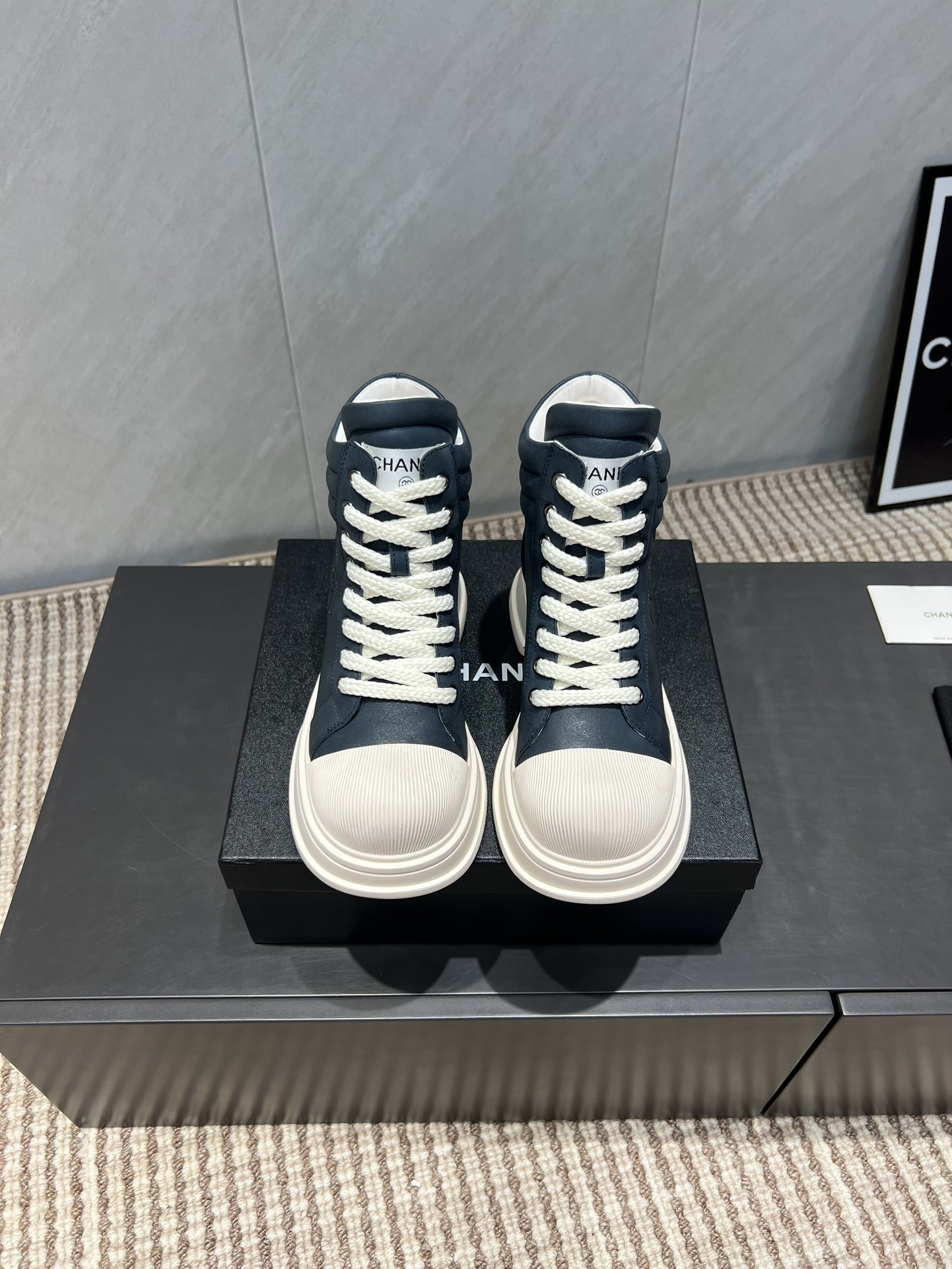 NO:543719,: 'Exclusive Top Version' Xiaoxiang C Home 2025 vs Early Autumn Casual Short Boot Series... [Glue-toe thick-soled casual short boots] Fairy style, the latest color combination is amazing, irresistible, the latest biscuit shoes are currently super popular colorful casual shoes, Internet celebrity star Xiaohongshu is chasing hotly, and the silly cute and cute look is released with a bit of retro flavor!  Special shape, very recognizable, slimming and long legs, absolutely powerful, comfortable to wear, high appearance, comfortable and heightened. I must recommend it to everyone, the main feature of this year's series, minimalist style... Fabric: original customized cowhide Inner: original customized sheepskin footbed: original customized sheepskin Big sole: original mold foamed bottom Number of sizes: 35-39 (40.41. Customized without return) Packaging: original full set of packaging Color: official website synchronous update, boots, chanel, boots, cowhide, sheepskin19860909:《独家顶级版本》 小香C家2025vs早秋火爆休闲短靴系列…【胶头厚底休闲短靴】  仙女款,最新的拼色绝了,无法抗拒,最新饼干鞋目前超级流行的彩色休闲鞋,网红明星小红书狂追热推 发售蠢萌可爱的造型带了点复古味！ 造型特殊,很有辨识度, 显瘦显腿长,绝对实力派,穿上也很舒服,高颜值 舒适,增高 一定要推荐给大家,今年系列的主打, 极简的风格…… 面料:原版定制牛皮 内里:原版定制羊皮 垫脚:原版定制羊皮 大底:原版开模发泡成型底 码数:35-39（40.41.定制不退换） 包装:原版全套包装 颜色:官网同步更新,靴子,chanel,boots,cowhide,sheepskin,Women's Shoes