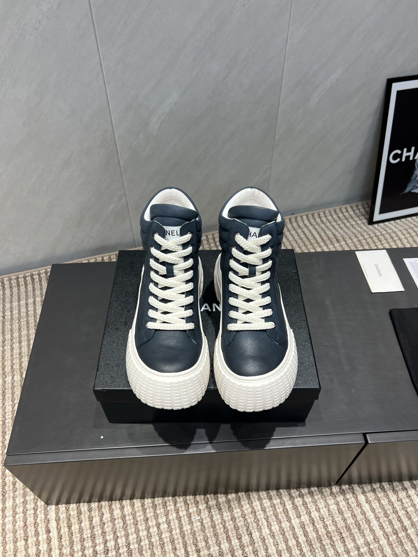 NO:543722,: 'Exclusive Top Version' Xiaoxiang C Home 2025 vs Early Autumn Casual Short Boot Series... [Round toe straps and cake casual short boots] Fairy style, the latest color combination is amazing, irresistible, the latest biscuit shoes are currently super popular colorful casual shoes, Internet celebrity star Xiaohongshu is chasing hotly, and the silly cute and cute look is released with a bit of retro flavor!  Special shape, very recognizable, slimming and long legs, absolutely powerful, comfortable to wear, high appearance, comfortable and heightened. I must recommend it to everyone, the main feature of this year's series, minimalist style... Fabric: original customized cowhide Inner: original customized sheepskin footbed: original customized sheepskin Big sole: original mold foamed bottom Number of sizes: 35-39 (40.41. Customized without return) Packaging: original full set of packaging Color: official website synchronous update, boots, chanel, boots, cowhide, sheepskin19860909:《独家顶级版本》 小香C家2025vs早秋火爆休闲短靴系列…【圆头绑带松糕休闲短靴】  仙女款,最新的拼色绝了,无法抗拒,最新饼干鞋目前超级流行的彩色休闲鞋,网红明星小红书狂追热推 发售蠢萌可爱的造型带了点复古味！ 造型特殊,很有辨识度, 显瘦显腿长,绝对实力派,穿上也很舒服,高颜值 舒适,增高 一定要推荐给大家,今年系列的主打, 极简的风格…… 面料:原版定制牛皮 内里:原版定制羊皮 垫脚:原版定制羊皮 大底:原版开模发泡成型底 码数:35-39（40.41.定制不退换） 包装:原版全套包装 颜色:官网同步更新,靴子,chanel,boots,cowhide,sheepskin,Women's Shoes