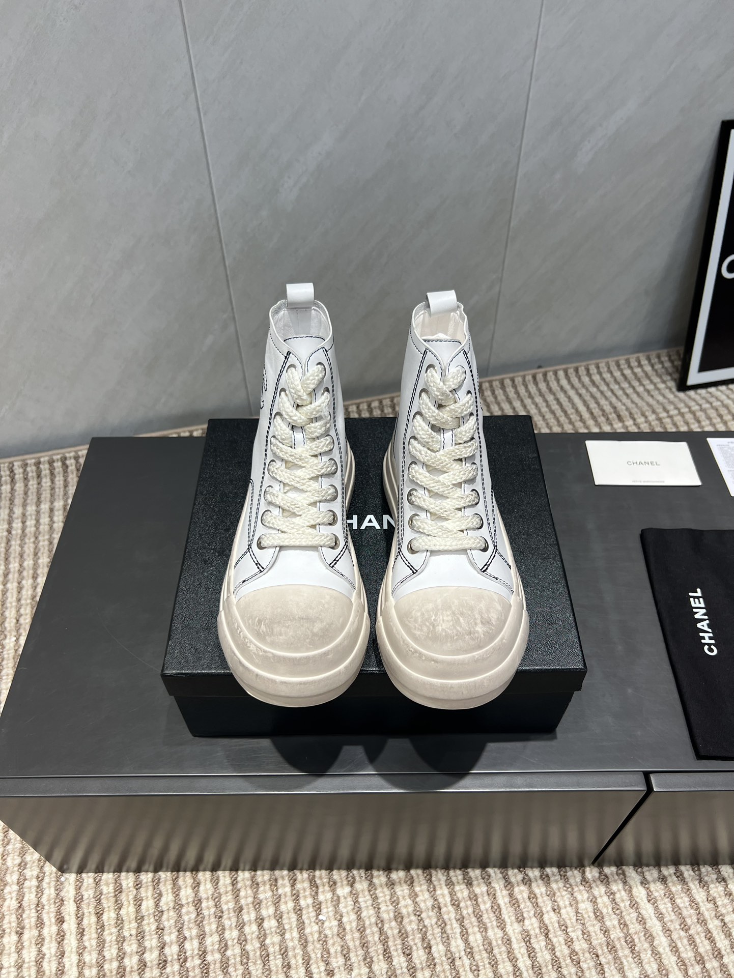 NO:543725,: 'Exclusive top version' Xiaoxiang C's 2025 vs early autumn hot casual short boots series... [Round-toe thick-soled distressed casual short boots] Fairy style, the latest color matching is amazing, irresistible, the latest biscuit shoes are currently super popular colorful casual shoes, the Internet celebrity Xiaohongshu is crazy about them, and is on sale. The silly and cute style has a bit of a retro flavor!  Special shape, very recognizable, slim and long legs, absolutely powerful, very comfortable to wear, good appearance, comfortable, and heightening. I must recommend it to everyone, the main feature of this year's series, minimalist style... Fabric: Original customized cowhide Lining: Original customized sheepskin Foot: Original customized sheepskin Outsole: Original open-molded foam bottom Code number: 35-39 (40.41. Customization is not returnable) Packaging: Original full set of packaging  Color: official website updated simultaneously, boots, chanel, boots, cowhide, sheepskin19860909:《独家顶级版本》 小香C家2025vs早秋火爆休闲短靴系列…【圆头厚底做旧休闲短靴】  仙女款,最新的拼色绝了,无法抗拒,最新饼干鞋目前超级流行的彩色休闲鞋,网红明星小红书狂追热推 发售蠢萌可爱的造型带了点复古味！ 造型特殊,很有辨识度, 显瘦显腿长,绝对实力派,穿上也很舒服,高颜值 舒适,增高 一定要推荐给大家,今年系列的主打, 极简的风格…… 面料:原版定制牛皮 内里:原版定制羊皮 垫脚:原版定制羊皮 大底:原版开模发泡成型底 码数:35-39（40.41.定制不退换） 包装:原版全套包装 颜色:官网同步更新,靴子,chanel,boots,cowhide,sheepskin,Women's Shoes