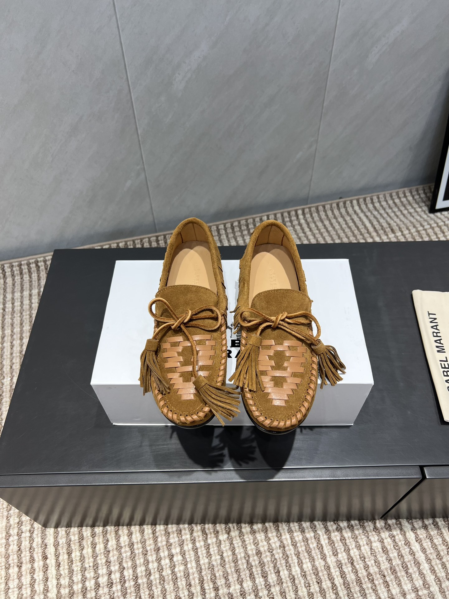 NO:543703,: 'Exclusive Top Version' isabel Marant/Isabel 25vs Early Autumn Latest Casual Love Series... [Retro Tassel Loafers] Maran mixes the past and the future 'interweaves a French brand's unique style of Africa, Indian and Andean cultures, exclusive heavy industry embroidery, pure heavy craftsmanship, pair output... Fabric: Original custom imported beef skewer leather craftsmanship Living: Original custom imported sheepskin foot pads: Original custom imported sheepskin Outsole: Original genuine leather combination sole Sole Height: Flat Sole Size: 35-39 (40 custom made without return) Packaging: Original full set of packaging Color: Official synchronous update, loafers, sheepskin19860909:《独家顶级版本》 isabel marant/伊莎贝尔25vs早秋最新休闲乐福系列…【复古流苏乐福鞋】 玛兰混合过去与将来'交织出非洲,印第安,安第列斯三种文化的独特风貌的一个法国品牌独家重工刺绣,纯正重工艺,对版输出…… 面料:原版定制进口牛猄串皮条工艺 内里:原版定制进口羊皮 垫脚:原版定制进口羊皮 大底:原版真皮组合大底 底高:平底 码数:35-39（40定做不退换） 包装:原版全套包装 颜色:官方同步更新,乐福鞋,loafers,sheepskin,Women's Shoes