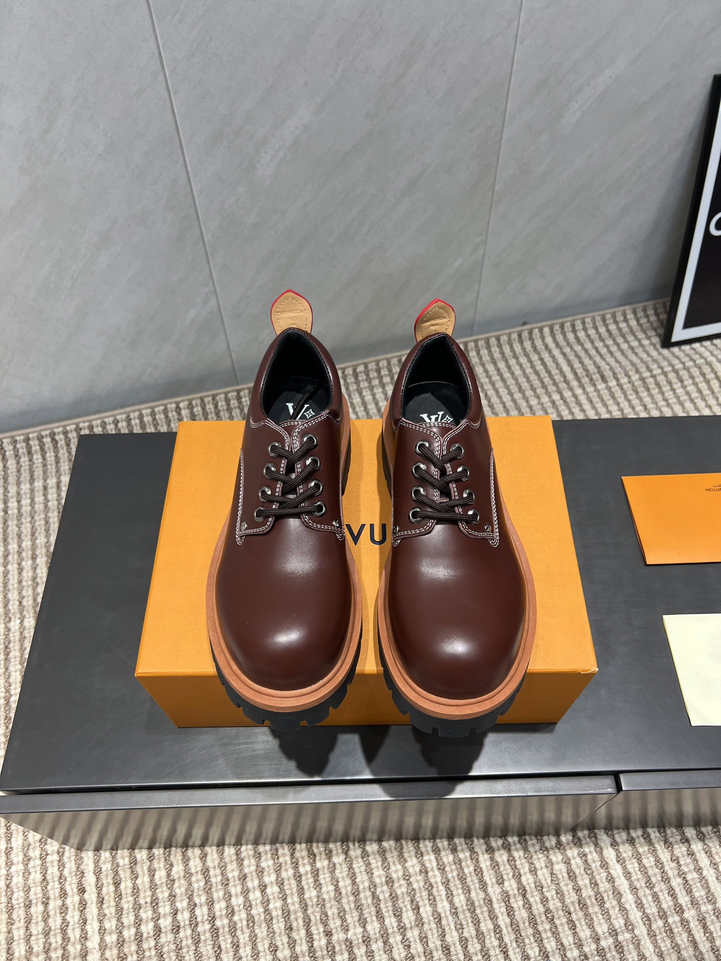 NO:543705,: Couple 'Exclusive Top Version' L*V Donkey House 2025 vs Early Autumn Latest Couple Loafer Series... [Couple Big Head Thick Sole Loafers] Heavy Industry Built, French Purchase Original Version, After several months, all private models are created to ensure that all materials, materials, and production craftsmanship are consistent with the original version!  Fabric: Original custom cowhide Inner: Original custom sheepskin Finger pad: Original custom sheepskin Outsole: Original open mold TPU molded sole Sole thickness: 3.5cm Size: 35-44 (female 40. male 45.46. Customized without return) Packaging: Original full set of packaging Color: Official website synchronous update, louis vuitton, louis vuitton, loafers, cowhide, sheepskin19860909:情侣《独家顶级版本》 L*V驴家2025vs早秋最新情侣爆款乐福鞋系列……【情侣大头厚底乐福鞋】 重工打造,法国代购原版回来,历经数月全部私模打造,确保所有用料、材质、制作工艺与原版一致！ 面料:原版定制牛皮 内里:原版定制羊皮 垫脚:原版定制羊皮 大底:原版开模TPU成型底 底厚:3.5cm 码数:35-44（女40.男45.46.定制不退换） 包装:原版全套包装 颜色:官网同步更新,乐福鞋,louis vuitton,louis vuitton,loafers,cowhide,sheepskin,Women's Shoes