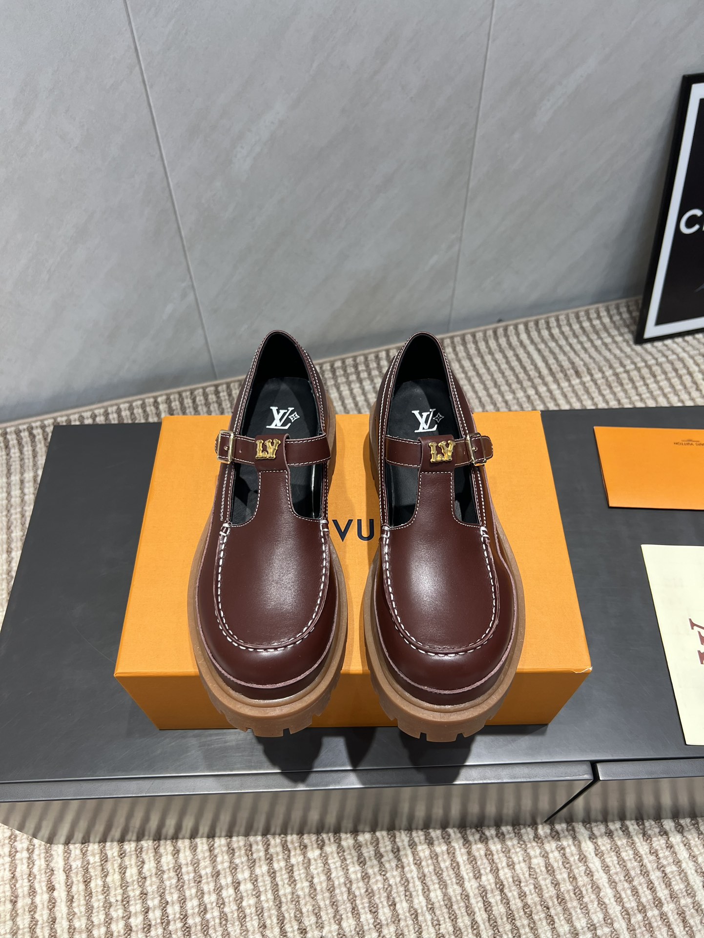 NO:543709,: Couple 'Exclusive Top Version' L*V Donkey House 2025 vs Early Autumn Latest Couple Loafer Series... [Couple Horizontal Thick Sole Loafers] Heavy Industry Built, French Purchase Original Version, After months of all private models, ensuring that all materials, materials, and production craftsmanship are consistent with the original version!  Fabric: Original custom cowhide Inner: Original custom sheepskin Finger pad: Original custom sheepskin Outsole: Original open mold TPU molded sole Sole thickness: 3.5cm Size: 35-44 (female 40. male 45.46. Customized without return) Packaging: Original full set of packaging Color: Official website synchronous update, louis vuitton, louis vuitton, loafers, cowhide, sheepskin19860909:情侣《独家顶级版本》 L*V驴家2025vs早秋最新情侣爆款乐福鞋系列……【情侣横带厚底乐福鞋】 重工打造,法国代购原版回来,历经数月全部私模打造,确保所有用料、材质、制作工艺与原版一致！ 面料:原版定制牛皮 内里:原版定制羊皮 垫脚:原版定制羊皮 大底:原版开模TPU成型底 底厚:3.5cm 码数:35-44（女40.男45.46.定制不退换） 包装:原版全套包装 颜色:官网同步更新,乐福鞋,louis vuitton,louis vuitton,loafers,cowhide,sheepskin,Women's Shoes