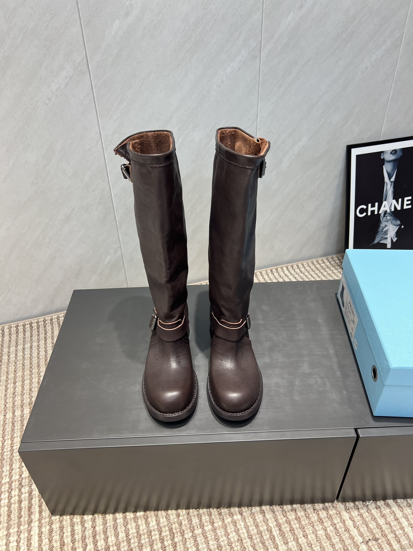 NO:543697,: 'Exclusive Top Version' PRAD*A2025vs Early Autumn New Boot Series... [Round Head and High Boots] The new model is on the shelves. This thick sole is very high in European and American street photography. Ins is also popular. The shoe last has been adjusted for a month and the overall smoothness of the line remains consistent with the original version. It is really charming. I believe that women with taste will like it. The PRAD*A series will never disappoint. The goddess' weapon... Fabric: original customized cowhide Inner: original customized cowhide foot pad: original customized cowhide Outsole: original open mold genuine leather combination heel height: 3cm Size: 35-39 (40 customized without return) Packaging: original full set of packaging Color: official website synchronous update, boots, prada, boots, cowhide19860909:《独家顶级版本》 PRAD*A2025vs早秋新款靴子系列……【圆头一脚蹬高靴】 新款上架这款厚底在欧美街拍中出境率超高,ins也是火了一把,调鞋楦都调了一个月整体线条流畅性保持跟原版一致,真的太有魅力了,我相信有品味的女人会看上它,PRAD*A系列一向不会令人失望,女神的利器…… 面料:原版定制牛皮 内里:原版定制牛皮 垫脚:原版定制牛皮 大底:原版开模真皮组合大底 跟高:3cm 码数:35-39（40定做不退换） 包装:原版全套包装 颜色:官网同步更新,靴子,prada,boots,cowhide,Women's Shoes