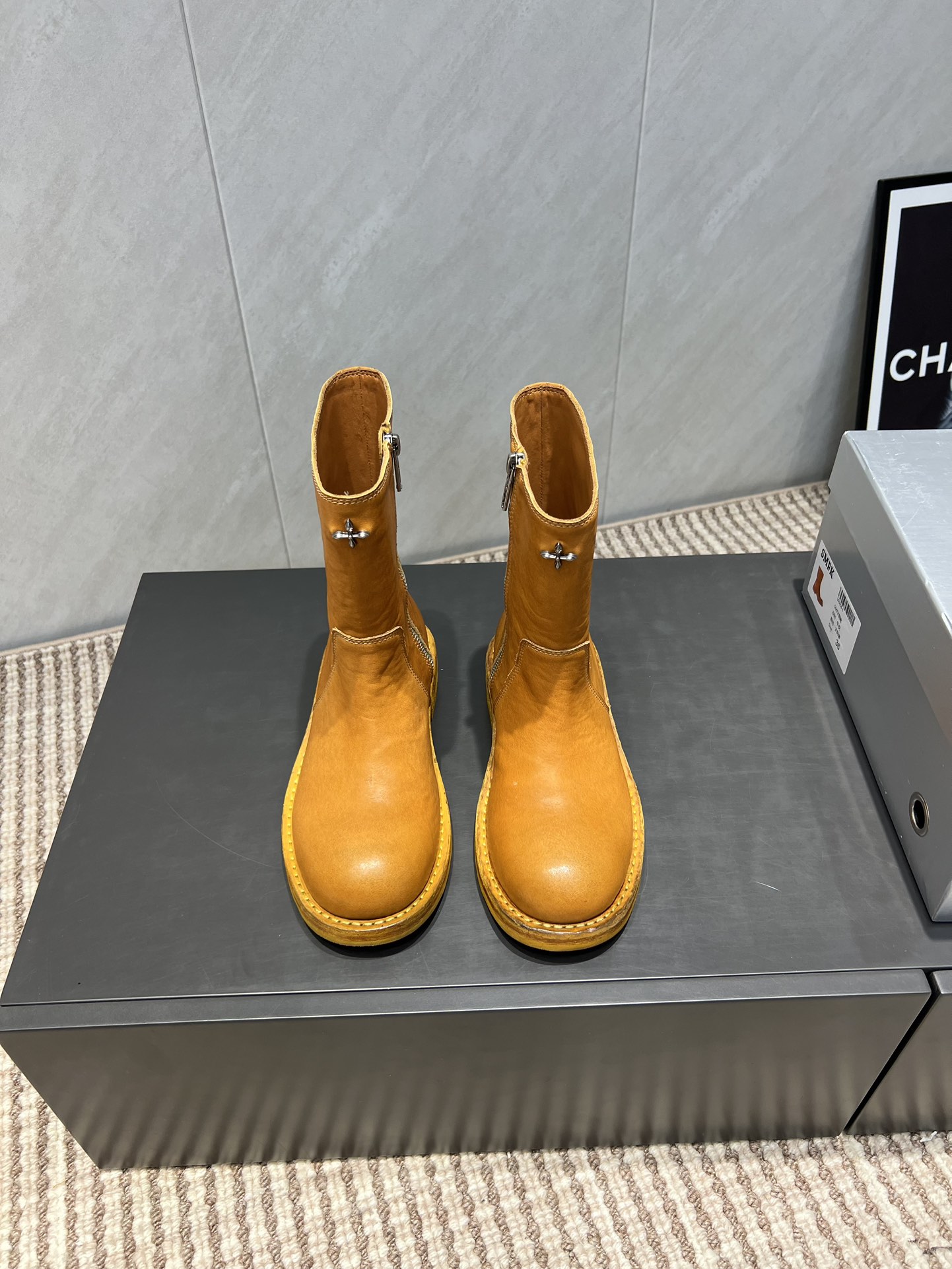 NO:543699,: 'Exclusive Top Version' SMFK (Tide) 2025vs Early Autumn latest king-explosive casual short boot series... [Round toe zipper short boots] A versatile minimalist style national trend, the new work inherits the popular elements of many brands, and is bound to be popular - single shoes have endless matching possibilities, it can be worn with narrow-leg jeans or mini skirts, and can also create a layered look with printed dresses. The single product is made of soft pure leather, equipped with a moderately comfortable thick heel, and the details also ensure that it is safe and difficult to move, creating a loose and lazy style... Fabric: Customized original cowhide washing process Inner: Custom imported cowhide foot pad: Custom imported sheepskin Outsole: Original customized genuine leather combination bottom Sole: 3cm Size: 35-39 (40. Customized without return) Packaging: Original full set of packaging  Color: Official website synchronous update, boots, boots, skirts, jeans, cowhide, sheepskin19860909: 《独家顶级版本》 SMFK(Tide)2025vs早秋最新王炸爆款休闲短靴系列…【圆头十字花拉链短靴】 百搭的极简风国潮,新作继承了诸多品牌制胜的流行元素,势必大热 ——单鞋拥有无尽的搭配可能,它可与窄腿牛仔裤或迷你裙同穿,也能与印花连衣裙打造叠穿造型,单品采用柔软纯皮而成,配有高度适中的舒适粗跟,细节还确保穿着稳妥不易移位,营造松垮慵懒风…… 面料:定制原版牛皮水洗工艺 内里:定制进口牛皮 垫脚:定制进口羊皮 大底:原版定制真皮组合底 底厚:3cm 码数:35-39（40.定制不退换） 包装:原版全套包装 颜色:官网同步更新,靴子,boots,skirts,jeans,cowhide,sheepskin,Women's Shoes