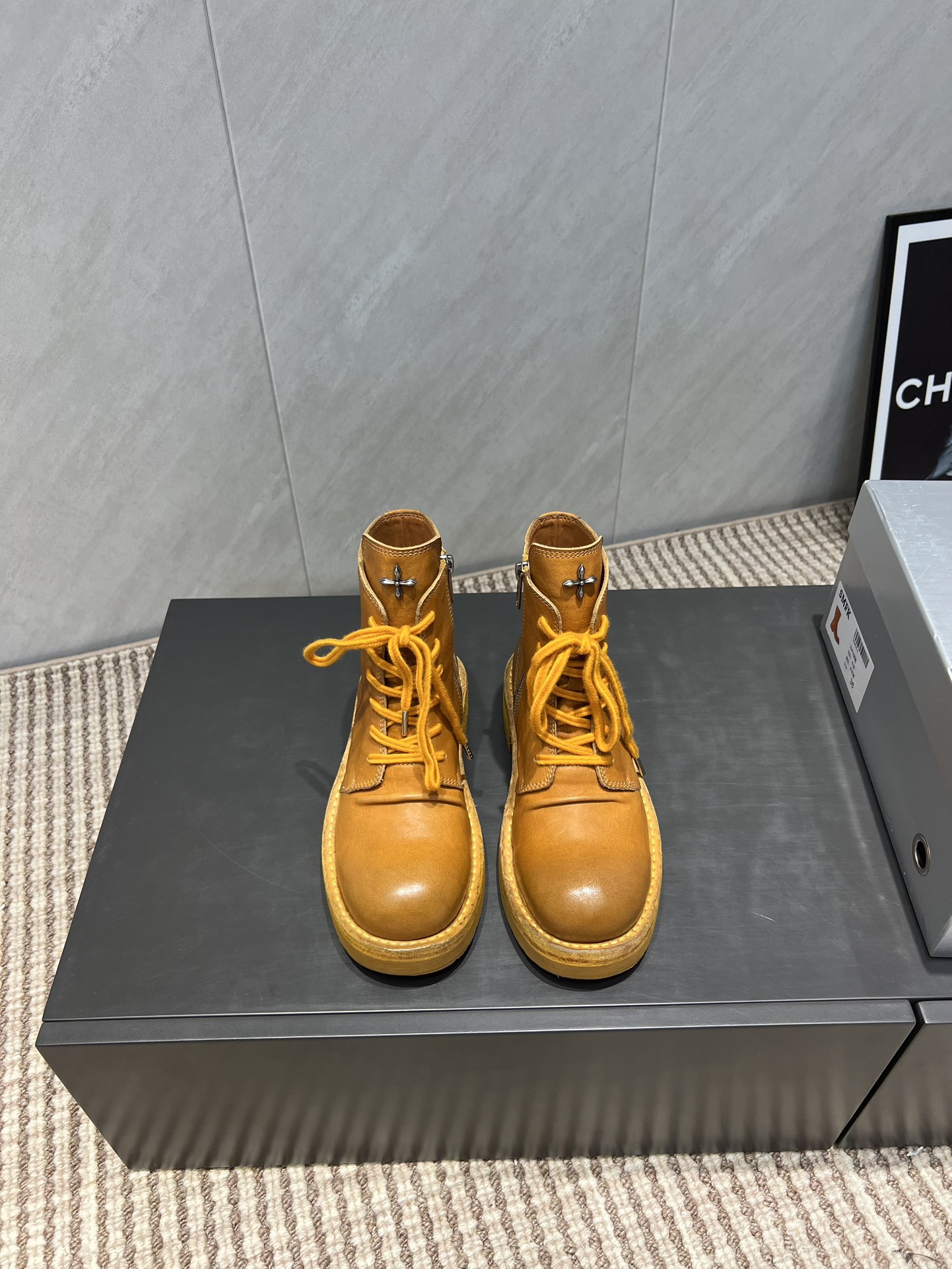 NO:543701,: 'Exclusive Top Version' SMFK (Tide) 2025vs Early Autumn latest king-explosive casual short boot series... [Round toe cross-string short boots] A versatile minimalist style national trend, the new work inherits the popular elements of many brands, and is bound to be popular - single shoes have endless matching possibilities, it can be worn with narrow-leg jeans or mini skirts, and can also create a layered look with printed dresses. The single product is made of soft pure leather, equipped with a moderately comfortable thick heel, and the details also ensure that it is safe and difficult to move, creating a loose and lazy style... Fabric: Customized original cowhide washing process Inner: Custom imported cowhide foot pad: Custom imported sheepskin Outsole: Original customized genuine leather combination bottom Sole: 3cm Size: 35-39 (40. Customized without return) Packaging: Original full set of packaging  Color: Official website synchronous update, boots, boots, skirts, jeans, cowhide, sheepskin19860909: 《独家顶级版本》 SMFK(Tide)2025vs早秋最新王炸爆款休闲短靴系列…【圆头十字花绑带短靴】 百搭的极简风国潮,新作继承了诸多品牌制胜的流行元素,势必大热 ——单鞋拥有无尽的搭配可能,它可与窄腿牛仔裤或迷你裙同穿,也能与印花连衣裙打造叠穿造型,单品采用柔软纯皮而成,配有高度适中的舒适粗跟,细节还确保穿着稳妥不易移位,营造松垮慵懒风…… 面料:定制原版牛皮水洗工艺 内里:定制进口牛皮 垫脚:定制进口羊皮 大底:原版定制真皮组合底 底厚:3cm 码数:35-39（40.定制不退换） 包装:原版全套包装 颜色:官网同步更新,靴子,boots,skirts,jeans,cowhide,sheepskin,Women's Shoes