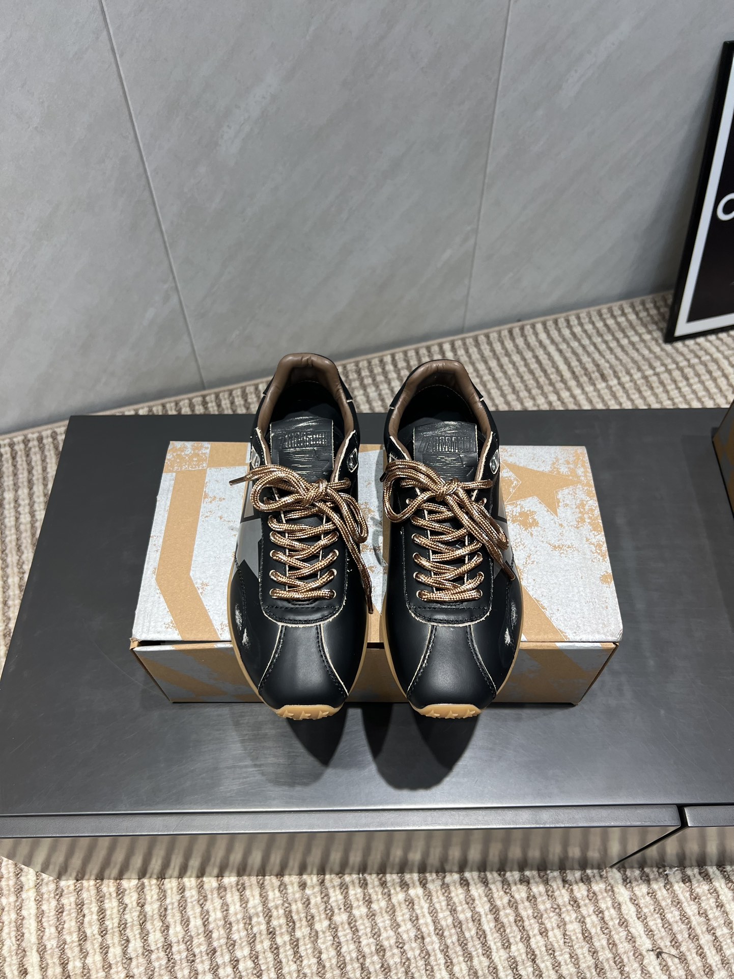 NO:543691,Pili's 'Exclusive Top Version' GGDB space star~25vs early autumn new casual small dirty shoes series... [Color-blocking casual small dirty shoes] Breaking the traditional aesthetics, the small dirty shoes have been a demonstration of celebrity private servers. It's so versatile!  No need to worry about washing shoes anymore!  Fabric: Original custom cowhide Inner: Original custom sheepskin Finger pad: Original custom sheepskin Outsole: Original open mold TPU molded sole Packaging: Original full set of packaging Size: 35-39 (40 custom) Color: Synchronous update of official website, casual shoes/sports shoes, sneakers, cowhide, sheepskin19860909皮里《独家顶级版本》 GGDB space star~25vs早秋新款休闲小脏鞋系列……【拼色休闲小脏鞋】 打破传统审美,小脏鞋做到了明星私服上脚示范 就是这么百搭 ！再也不用担心洗鞋的问题啦！ 面料:原版定制牛皮 内里:原版定制羊皮 垫脚:原版定制羊皮 大底:原版开模TPU成型底 包装:原版全套包装 码数:35-39（40定） 颜色:官网同步更新,休闲鞋/运动鞋,sneakers,cowhide,sheepskin,Women's Shoes