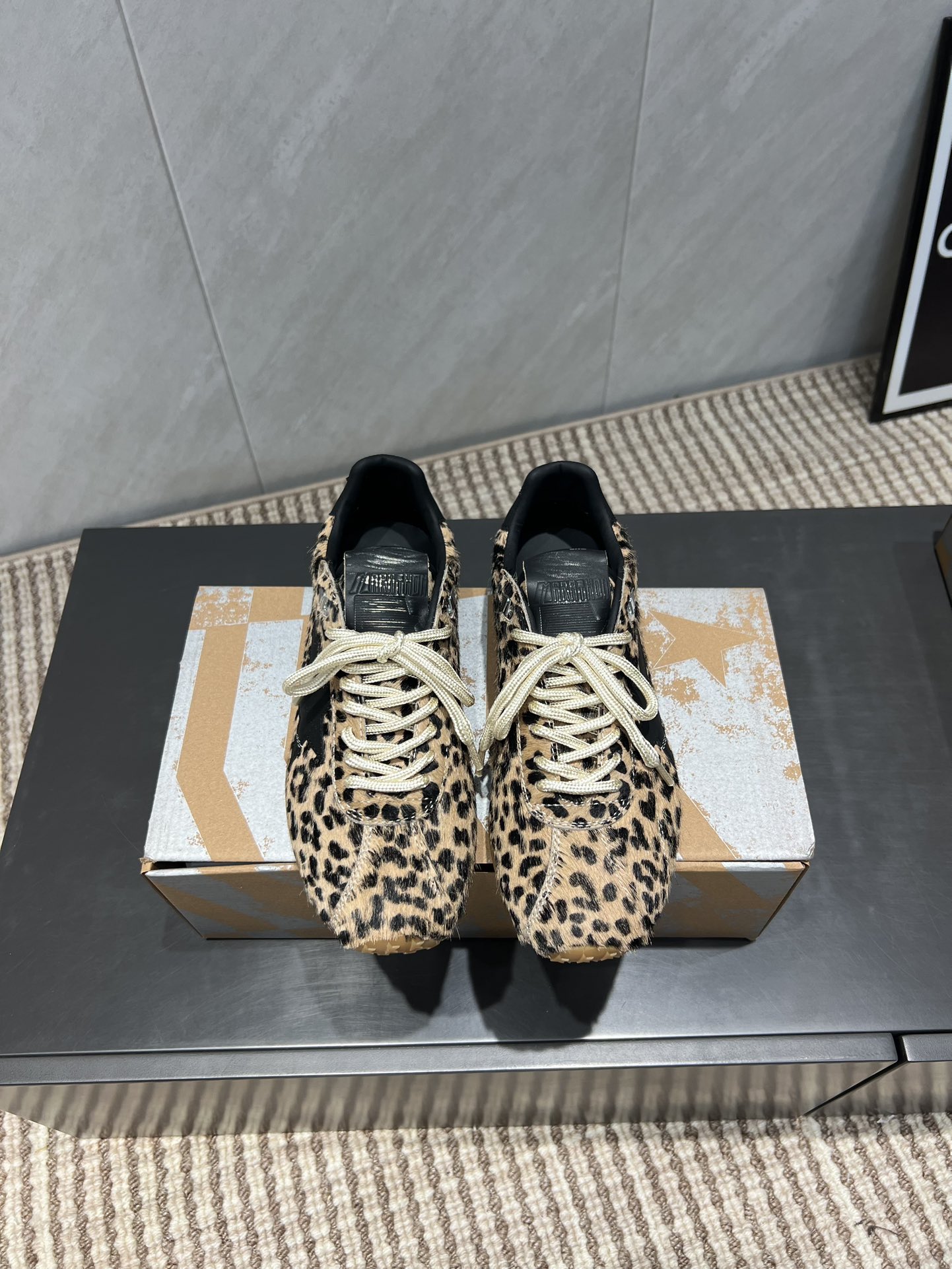 NO:543695,Pili's 'Exclusive Top Version' GGDB space star~25vs early autumn new casual small dirty shoes series... [Color-blocking casual small dirty shoes] Breaking the traditional aesthetics, the small dirty shoes have been a demonstration of celebrity private servers. It's so versatile!  No need to worry about washing shoes anymore!  Fabric: Original custom leopard horse hair Inner: Original custom sheepskin foot pad: Original custom sheepskin Outsole: Original open mold TPU molded sole Packaging: Original full packaging Size: 35-39 (40 custom) Color: Synchronous update of official website, casual shoes/sports shoes, sneakers, sheepskin19860909皮里《独家顶级版本》 GGDB space star~25vs早秋新款休闲小脏鞋系列……【拼色休闲小脏鞋】 打破传统审美,小脏鞋做到了明星私服上脚示范 就是这么百搭 ！再也不用担心洗鞋的问题啦！ 面料:原版定制豹纹马毛 内里:原版定制羊皮 垫脚:原版定制羊皮 大底:原版开模TPU成型底 包装:原版全套包装 码数:35-39（40定） 颜色:官网同步更新,休闲鞋/运动鞋,sneakers,sheepskin,Women's Shoes