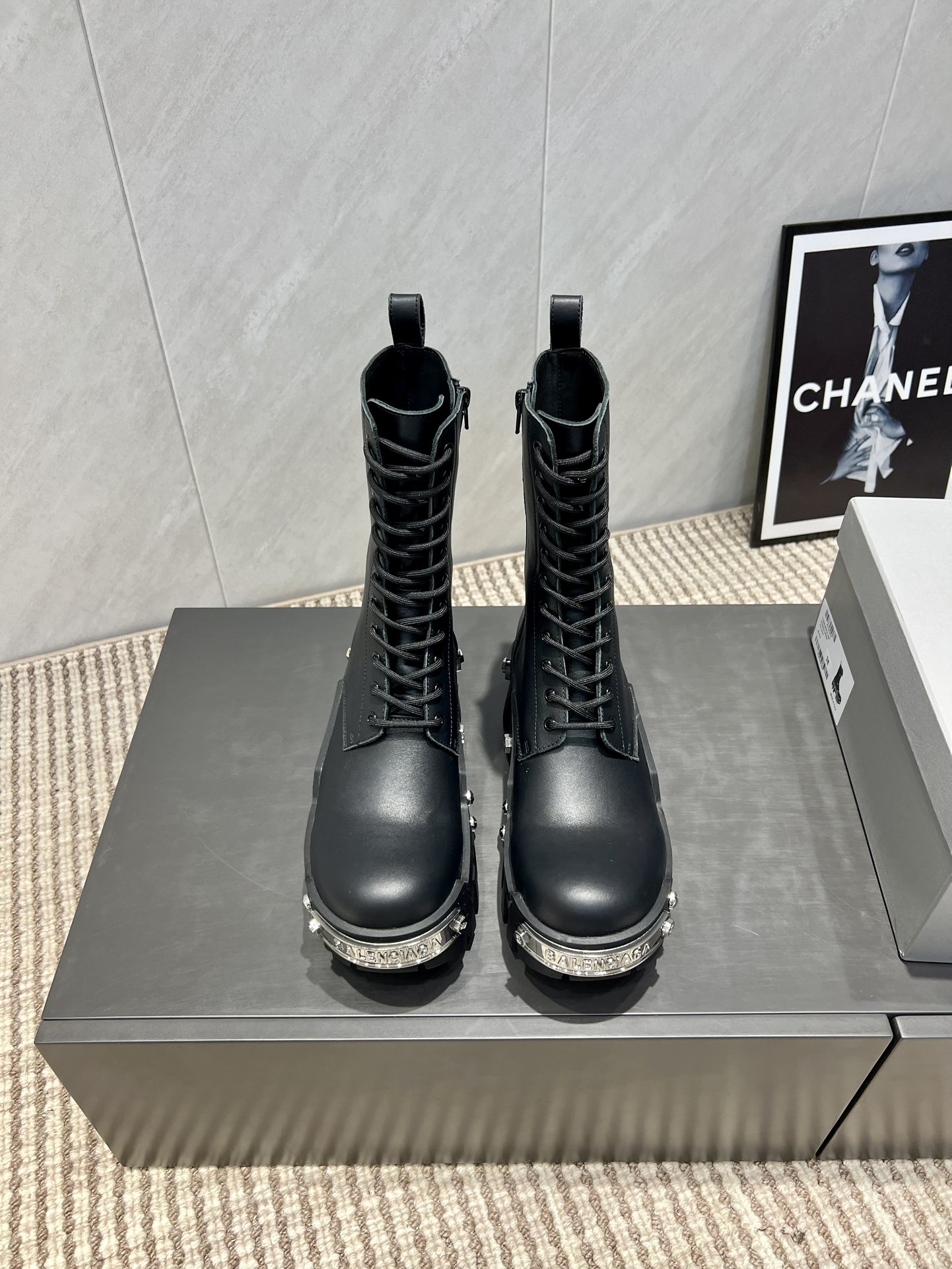 NO:543700,: Iron buttons. Women and men 'Exclusive Top Version' BALENCIAG*Balencia*jia 2025vs Autumn and Winter Couple New Boot Series... [Couple Iron buttons retro middle boots] Balenciaga is out again this year!  The chubby big head is so cute!  The dark retro Roman boots are really slimming, and the return rate is huge!  The original disassembly is not only the material and the original, but also the small details are no different from zp!  Fabric: Original custom cowhide original custom metal fastener Inner: Original custom cowhide foot pad: Original custom sheepskin Outsole: Original open mold anti-slip sponge cake thick sole Packaging: Original full set of packaging Number of codes: 35-44 (female 41. male 45.46. customized) Color: Official synchronous update, boots, balenciaga, balenciaga, boots, cowhide, sheepskin19860909:铁扣款.女男 《独家顶级版本》 BALENCIAG*巴黎世*家2025vs秋冬情侣新款靴子系列……【情侣铁扣复古中靴】 巴黎世家今年又出战靴！胖嘟嘟大头这么可爱啊！黑暗系的复古罗马靴真的太显瘦了 回头率巨高！原版拆解不仅是材质和原版一样就连小细节都跟zp无区别！ 面料:原版定制牛皮原版定制金属扣件 内里:原版定制牛皮 垫脚:原版定制羊皮 大底:原版开模防滑松糕厚底 包装:原版全套包装 码数:35-44（女41.男45.46.定制） 颜色:官方同步更新,靴子,balenciaga,balenciaga,boots,cowhide,sheepskin,Women's Shoes