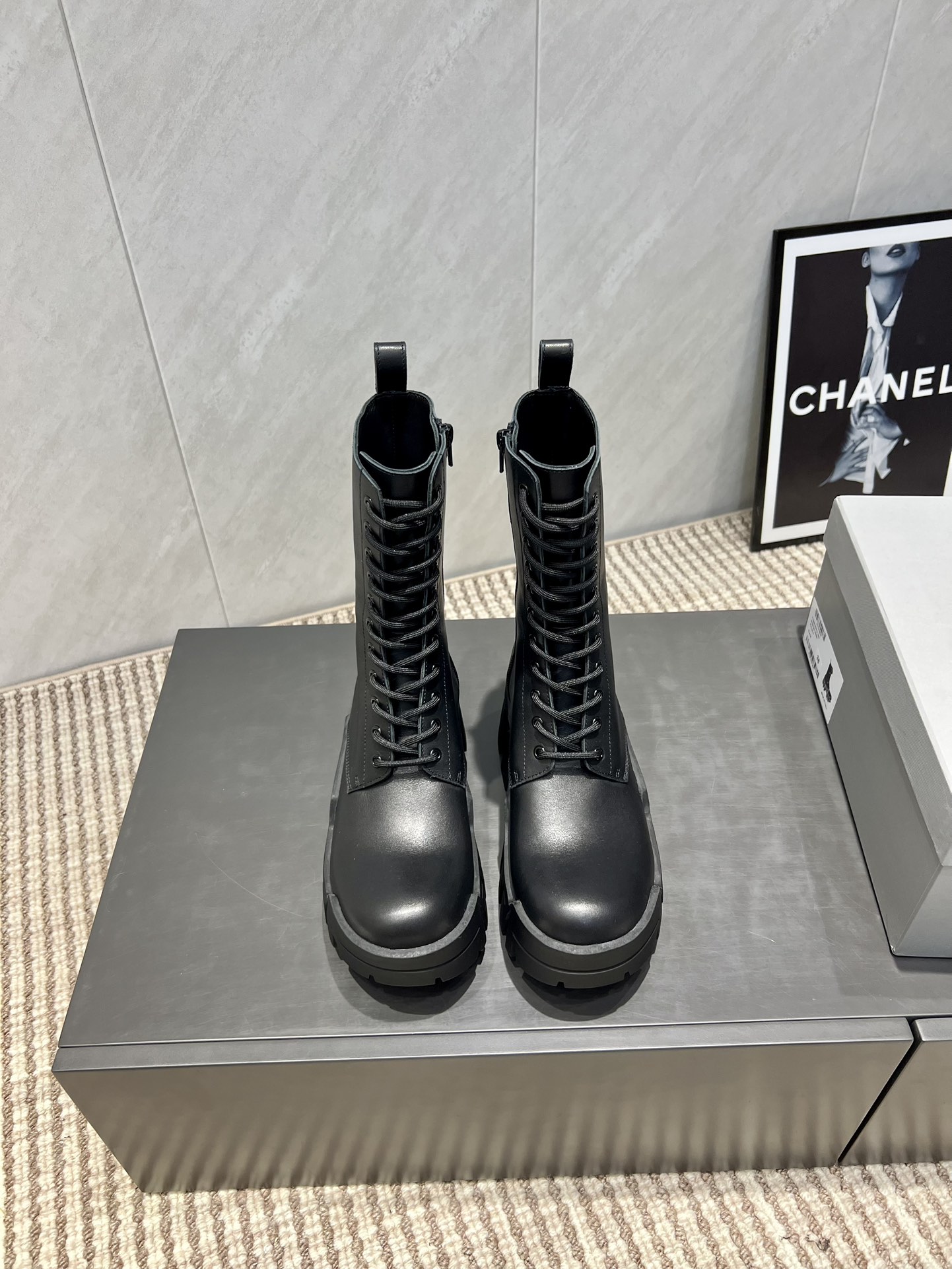 NO:543702,: Glossy style. Women and men 'Exclusive Top Version' BALENCIAG*Balencia*jia 2025vs Autumn and Winter Couple New Boot Series... [Couple Retro Middle Boots] Balenciaga is out again this year!  The chubby big head is so cute!  The dark retro Roman boots are really slimming, and the return rate is huge!  The original disassembly is not only the material and the original, but also the small details are no different from zp!  Fabric: Original custom cowhide Inner: Original custom cowhide Foot pad: Original custom sheepskin Outsole: Original open mold anti-slip sponge cake thick sole Packaging: Original full set of packaging Number of codes: 35-44 (female 41. male 45.46. Customized) Color: Official synchronous update, boots, balenciaga, balenciaga, boots, cowhide, sheepskin19860909:光面款.女男 《独家顶级版本》 BALENCIAG*巴黎世*家2025vs秋冬情侣新款靴子系列……【情侣复古中靴】 巴黎世家今年又出战靴！胖嘟嘟大头这么可爱啊！黑暗系的复古罗马靴真的太显瘦了 回头率巨高！原版拆解不仅是材质和原版一样就连小细节都跟zp无区别！ 面料:原版定制牛皮 内里:原版定制牛皮 垫脚:原版定制羊皮 大底:原版开模防滑松糕厚底 包装:原版全套包装 码数:35-44（女41.男45.46.定制） 颜色:官方同步更新,靴子,balenciaga,balenciaga,boots,cowhide,sheepskin,Women's Shoes