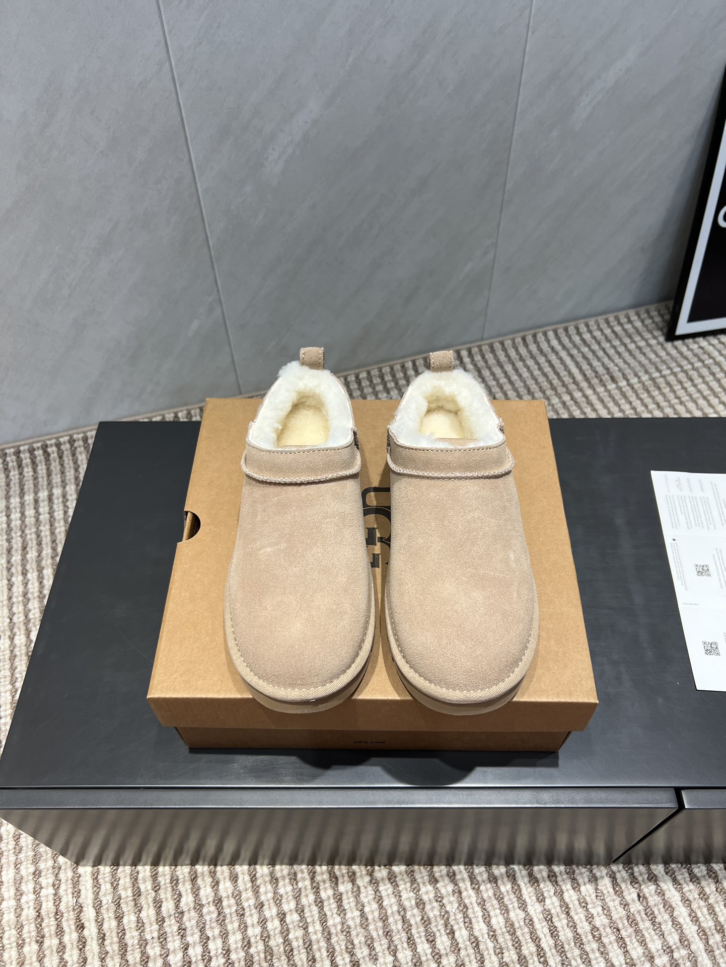 NO:543696,: 'Exclusive Top Version' UGG~25vs Fall and Winter Hot Sponge Cake Thick-soled Snow Boot Series... [Pure Wool Low-top Snow Boots] A shoe that won't be the same as you wear, a simple partition design with spotted outsole, silk curls on the upper, a must-have for autumn and winter, no matter what pants and skirts can be controlled, it is very comfortable and beautiful to put on the feet... Fabric: Original custom wool Inner: Original custom wool Foot pad: Original custom wool Outsole: Original open mold wear-resistant molding sole Size: 35-39 (for women 40 customization, no return or exchange) Packaging: Original full package Color: Simultaneous update of official website, snow boots, boots, skirts, real silk, sheep19860909:《独家顶级版本》 UGG~25vs秋冬爆款松糕厚底雪地靴系列……【纯羊毛低帮雪地靴】 一款不会撞衫的鞋子、简约的隔板设计上斑点的大底、鞋面真丝卷毛、秋冬季必备款、无论什么裤子裙子都能驾驭、上脚非常舒适好看…… 面料:原版定制羊猄 内里:原版定制羊毛 垫脚:原版定制羊毛 大底:原版开模耐磨成型底 码数:35-39（女40定制不退换） 包装:原版全套包装 颜色:官网同步更新,雪地靴,boots,skirts,real silk,sheep,Women's Shoes