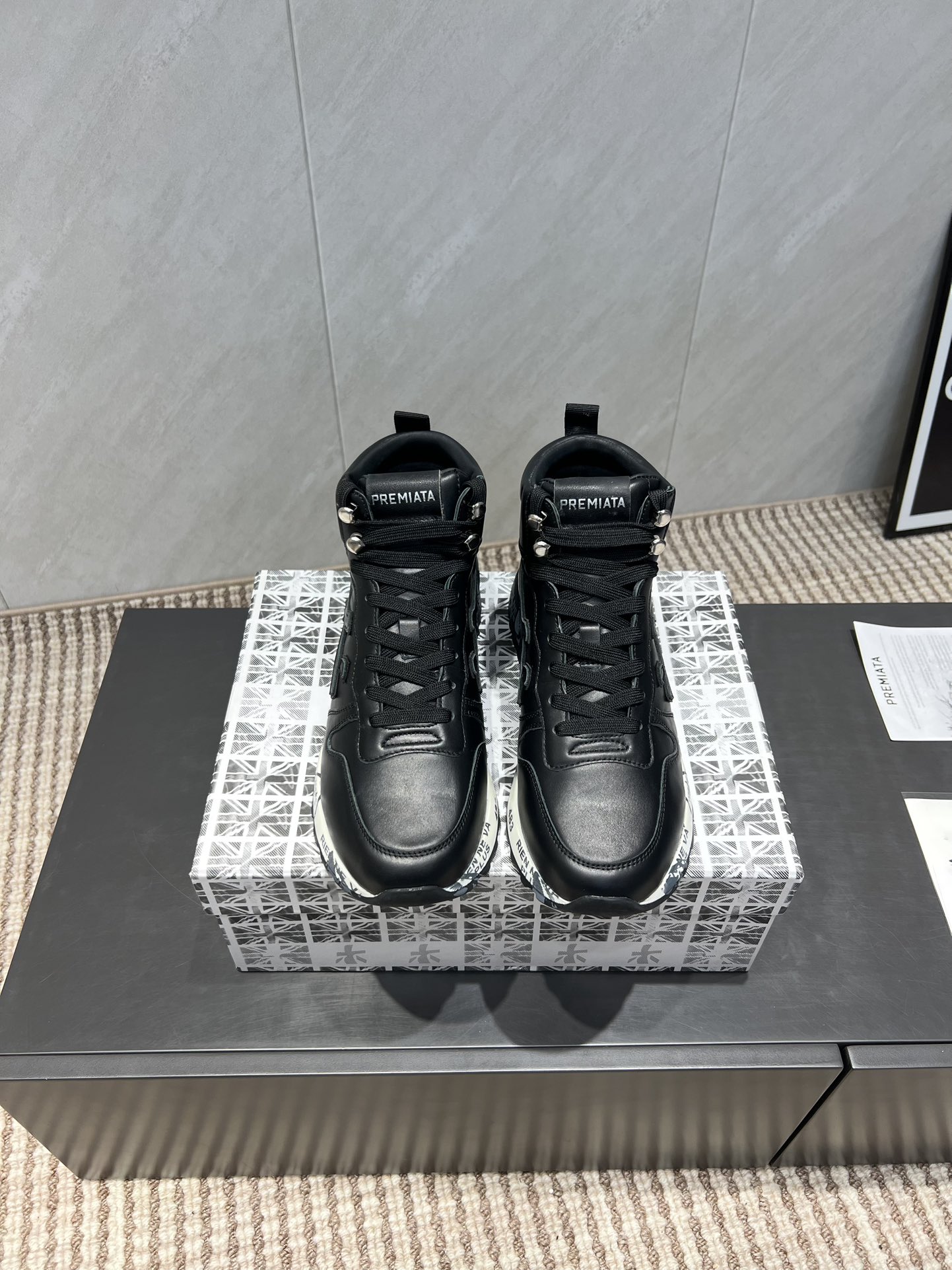 NO:543680,: High-top full leather model 'Exclusive Top Version' Premiata Lander Trainers Lano series retro and versatile casual training sports series... premiata is an Italian brand PREMIATA uses Italian fabrics and exquisite leather to make sneakers based on international high standards. In addition, according to different models, the soles provided by high-quality technical suppliers around the world are used. PREMIATA is committed to integrating traditional shoemaking methods and high-tech R&D results into shoe design. This shoemaking brand founded in 1885, through modern interpretation of history, creates a variety of shoes with extreme enthusiasm and unlimited creativity, and is a representative of top Italian handicrafts.  Primiada Italian famous products have a century-old history, all craftsmanship are all hand-made, and the LOGO with the same word as the word 'Mi' is abbreviated as the word 'Mi' shoe. It perfectly combines traditional shoemaking methods and high-tech R&D results, designs a unique appearance, and creates shoes that are completely in line with people's feet. The feet are comfortable and beautiful... Fabric: Original custom cowhide Inner: Original custom sheepskin footprint: Original sheepskin injection molding Outsole: Original open mold PU foamed sole Packaging: Original full set of packaging Size: 35-44 (41 for women 41. 45.46 for men) Color: Synchronous update of official website, casual shoes/sports shoes, sneakers, cowhide, sheepskin19860909:高帮全皮款《独家顶级版本》 普瑞米亚达 Premiata Lander Trainers 兰诺系列米字复古百搭 休闲训练运动系列… premiata是意大利品牌PREMIATA依据国际高标准,使用意大利面料和精致皮革制做运动鞋,此外,根据不同的型号,采用世界各地优质技术供应商提供的鞋底.PREMIATA致力于将传统制鞋方法,以及高科技研发成果融入鞋履设计中.这个创立于1885年的制鞋品牌,通过对历史进行现代演绎,以极度热忱和无限创意打造出一款款鞋履作品,是顶级意大利手工艺代表. 普瑞米亚达意大利名品百年历史,所有工艺全手工打造,米“字一样的LOGO简称米字鞋.完美的融合了传统的制鞋方法和高科技研发成果,设计出了独具特色的外观,打造出了完全贴合人们脚型的鞋履.上脚舒适美… 面料:原版定制牛皮 内里:原版定制羊皮 垫脚:原版羊皮注塑成型 大底:原版开模PU发泡大底 包装:原版全套包装 码数:35-44（女41.男45.46定） 颜色:官网同步更新,休闲鞋/运动鞋,sneakers,cowhide,sheepskin,Women's Shoes