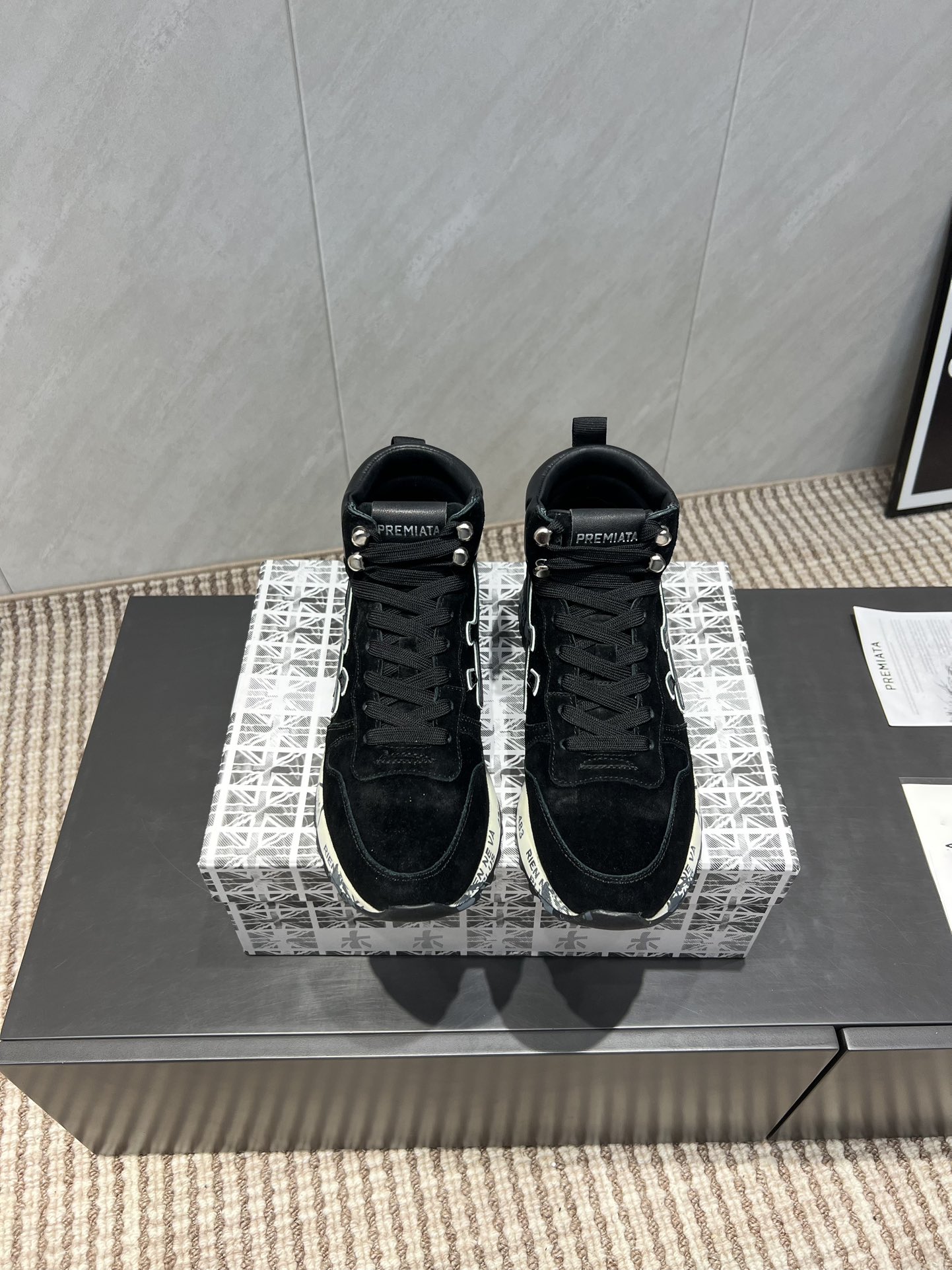 NO:543683,: High-top full leather model 'Exclusive Top Version' Premiata Lander Trainers Lano series retro and versatile casual training sports series... premiata is an Italian brand PREMIATA uses Italian fabrics and exquisite leather to make sneakers based on international high standards. In addition, according to different models, the soles provided by high-quality technical suppliers around the world are used. PREMIATA is committed to integrating traditional shoemaking methods and high-tech R&D results into shoe design. This shoemaking brand founded in 1885, through modern interpretation of history, creates a variety of shoes with extreme enthusiasm and unlimited creativity, and is a representative of top Italian handicrafts.  Primiada Italian famous products have a century-old history, all craftsmanship are all hand-made, and the LOGO with the same word as the word 'Mi' is abbreviated as the word 'Mi' shoe. It perfectly combines traditional shoemaking methods and high-tech R&D results, designs a unique appearance, and creates shoes that are completely in line with people's feet. The feet are comfortable and beautiful... Fabric: Original custom cowhide cowhide inner: Original custom sheepskin foot pad: Original sheepskin injection molding Outsole: Original open mold PU foamed sole Packaging: Original full set of packaging Size: 35-44 (41 for women 41. 45.46 for men) Color: Synchronous update of official website, casual shoes/sports shoes, sneakers, cowhide, sheepskin19860909:高帮全皮款《独家顶级版本》 普瑞米亚达 Premiata Lander Trainers 兰诺系列米字复古百搭 休闲训练运动系列… premiata是意大利品牌PREMIATA依据国际高标准,使用意大利面料和精致皮革制做运动鞋,此外,根据不同的型号,采用世界各地优质技术供应商提供的鞋底.PREMIATA致力于将传统制鞋方法,以及高科技研发成果融入鞋履设计中.这个创立于1885年的制鞋品牌,通过对历史进行现代演绎,以极度热忱和无限创意打造出一款款鞋履作品,是顶级意大利手工艺代表. 普瑞米亚达意大利名品百年历史,所有工艺全手工打造,米“字一样的LOGO简称米字鞋.完美的融合了传统的制鞋方法和高科技研发成果,设计出了独具特色的外观,打造出了完全贴合人们脚型的鞋履.上脚舒适美… 面料:原版定制牛皮牛猄 内里:原版定制羊皮 垫脚:原版羊皮注塑成型 大底:原版开模PU发泡大底 包装:原版全套包装 码数:35-44（女41.男45.46定） 颜色:官网同步更新,休闲鞋/运动鞋,sneakers,cowhide,sheepskin,Women's Shoes