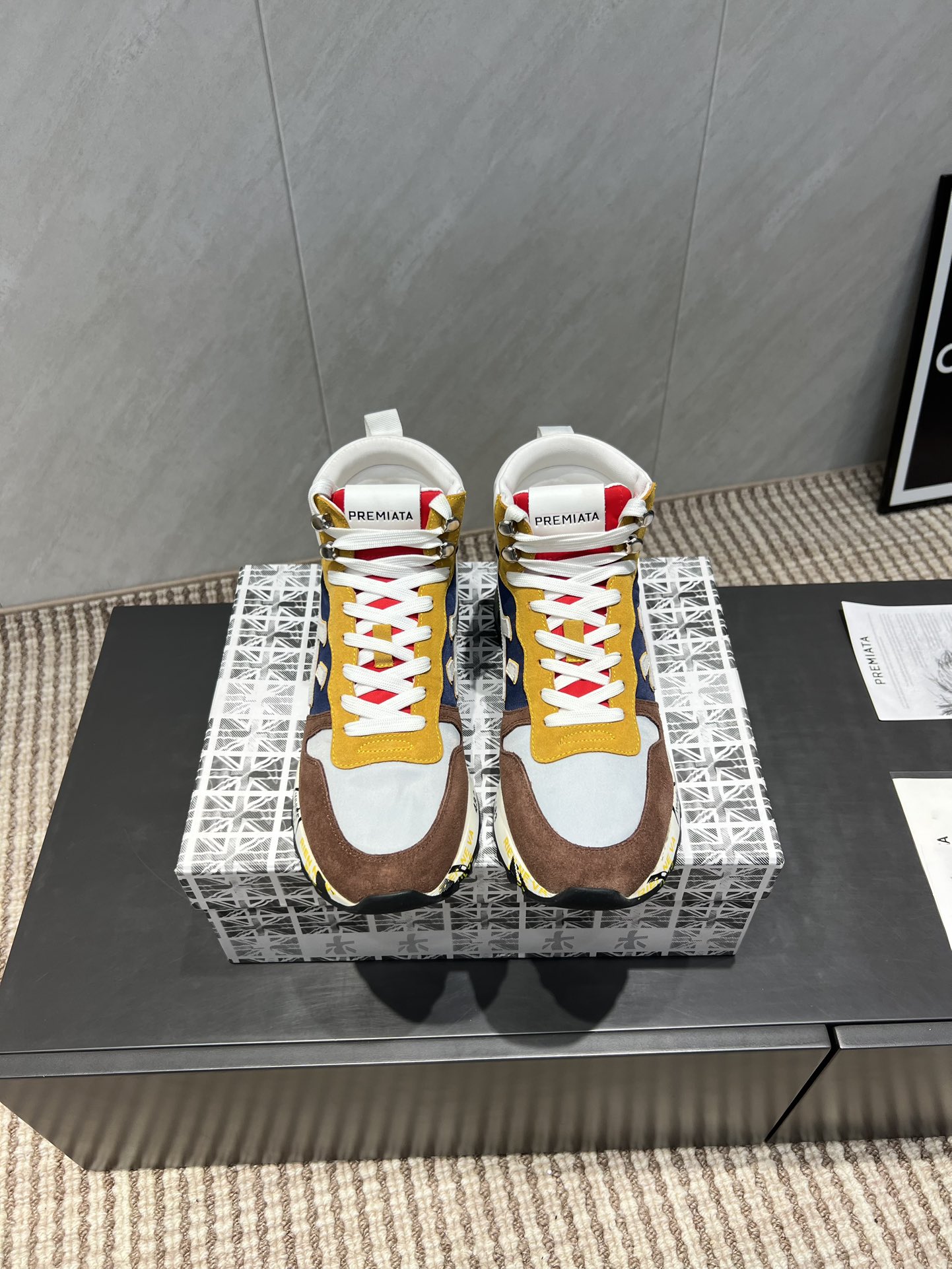 NO:543686,: High-top 'Exclusive Top Version' Premiata Lander Trainers Lano series retro and versatile casual training sports series... premiata is an Italian brand PREMIATA uses Italian fabrics and exquisite leather to make sneakers based on international high standards. In addition, according to different models, the soles provided by high-quality technical suppliers around the world. PREMIATA is committed to integrating traditional shoemaking methods and high-tech R&D results into shoe design. This shoemaking brand founded in 1885, through modern interpretation of history, creates a variety of shoes with extreme enthusiasm and unlimited creativity, and is a representative of top Italian handicrafts.  Primiada Italian famous products have a century-old history, all craftsmanship are all hand-made, and the LOGO with the same word as the word 'Mi' is called the word 'Mi' shoe. It perfectly combines traditional shoemaking methods and high-tech R&D results, designs a unique appearance, and creates shoes that are completely in line with people's feet. The feet are comfortable and beautiful... Fabric: Original custom cowhide, cowhide, original custom fabric, inner lining: Original custom sheepskin footbed: Original sheepskin injection molding, outsole: original open mold PU foam sole Packaging: original full set of packaging Size: 35-44 (41 for women 41. 45.46 for men) Color: Synchronous update of official website, casual shoes/sports shoes, sneakers, cowhide, sheepskin19860909:高帮《独家顶级版本》 普瑞米亚达 Premiata Lander Trainers 兰诺系列米字复古百搭 休闲训练运动系列… premiata是意大利品牌PREMIATA依据国际高标准,使用意大利面料和精致皮革制做运动鞋,此外,根据不同的型号,采用世界各地优质技术供应商提供的鞋底.PREMIATA致力于将传统制鞋方法,以及高科技研发成果融入鞋履设计中.这个创立于1885年的制鞋品牌,通过对历史进行现代演绎,以极度热忱和无限创意打造出一款款鞋履作品,是顶级意大利手工艺代表. 普瑞米亚达意大利名品百年历史,所有工艺全手工打造,米“字一样的LOGO简称米字鞋.完美的融合了传统的制鞋方法和高科技研发成果,设计出了独具特色的外观,打造出了完全贴合人们脚型的鞋履.上脚舒适美… 面料:原版定制牛皮牛猄原版定制布料 内里:原版定制羊皮 垫脚:原版羊皮注塑成型 大底:原版开模PU发泡大底 包装:原版全套包装 码数:35-44（女41.男45.46定） 颜色:官网同步更新,休闲鞋/运动鞋,sneakers,cowhide,sheepskin,Women's Shoes