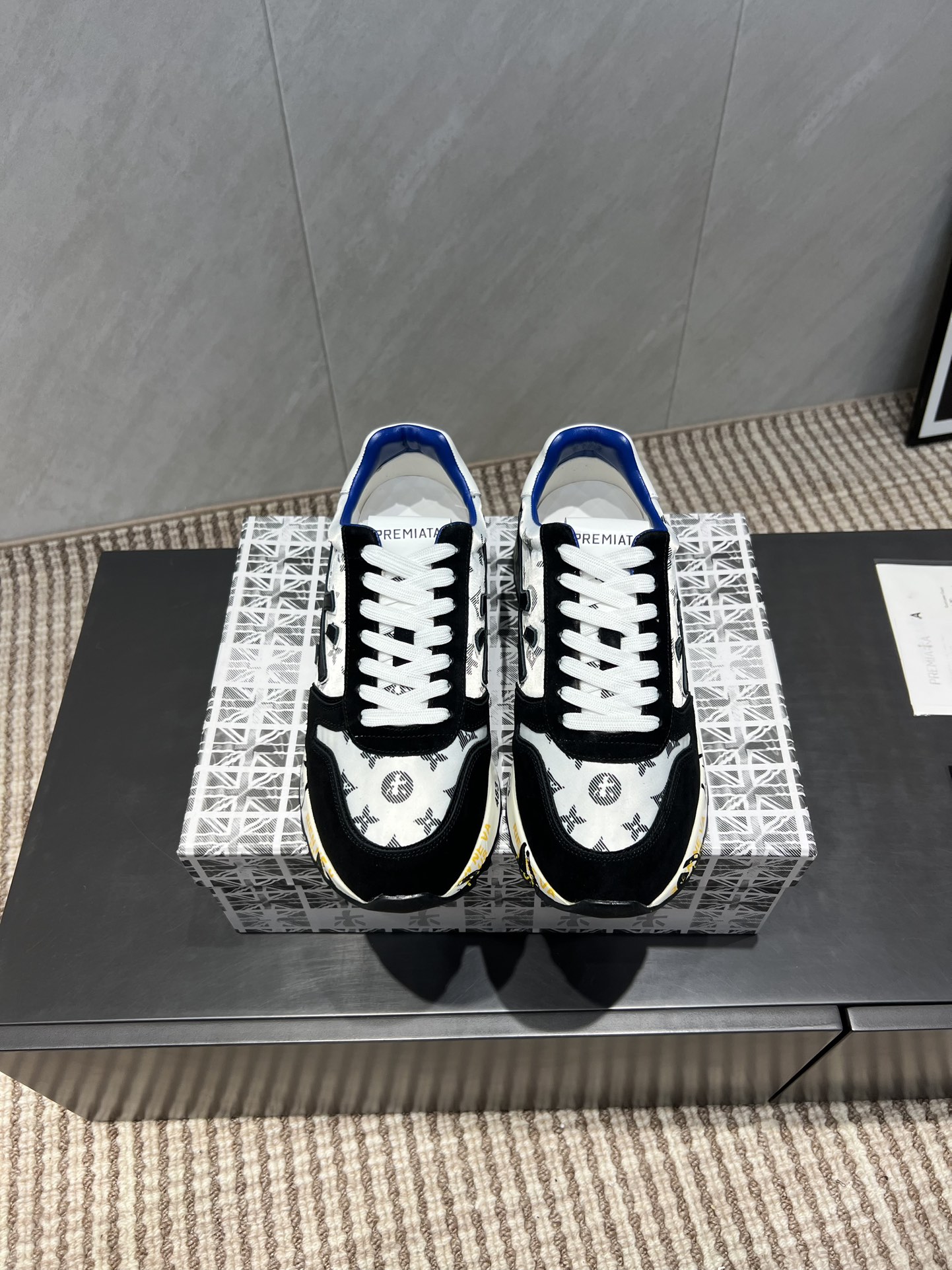 NO:543689,: Low-top 'Exclusive Top Version' Premiata Lander Trainers Lano series retro and versatile casual training sports series... premiata is an Italian brand PREMIATA uses Italian fabrics and exquisite leather to make sneakers based on international high standards. In addition, according to different models, the soles provided by high-quality technical suppliers around the world. PREMIATA is committed to integrating traditional shoemaking methods and high-tech R&D results into shoe design. This shoemaking brand founded in 1885, through modern interpretation of history, creates a variety of shoes with extreme enthusiasm and unlimited creativity, and is a representative of top Italian handicrafts.  Primiada Italian famous products have a century-old history, all craftsmanship are all hand-made, and the LOGO with the same word as the word 'Mi' is called the word 'Mi' shoe. It perfectly combines traditional shoemaking methods and high-tech R&D results, designs a unique appearance, and creates shoes that are completely in line with people's feet. The feet are comfortable and beautiful... Fabric: Original custom cowhide, cowhide, original custom fabric, inner lining: Original custom sheepskin footbed: Original sheepskin injection molding, outsole: original open mold PU foam sole Packaging: original full set of packaging Size: 35-44 (41 for women 41. 45.46 for men) Color: Synchronous update of official website, casual shoes/sports shoes, sneakers, cowhide, sheepskin19860909:低帮《独家顶级版本》 普瑞米亚达 Premiata Lander Trainers 兰诺系列米字复古百搭 休闲训练运动系列… premiata是意大利品牌PREMIATA依据国际高标准,使用意大利面料和精致皮革制做运动鞋,此外,根据不同的型号,采用世界各地优质技术供应商提供的鞋底.PREMIATA致力于将传统制鞋方法,以及高科技研发成果融入鞋履设计中.这个创立于1885年的制鞋品牌,通过对历史进行现代演绎,以极度热忱和无限创意打造出一款款鞋履作品,是顶级意大利手工艺代表. 普瑞米亚达意大利名品百年历史,所有工艺全手工打造,米“字一样的LOGO简称米字鞋.完美的融合了传统的制鞋方法和高科技研发成果,设计出了独具特色的外观,打造出了完全贴合人们脚型的鞋履.上脚舒适美… 面料:原版定制牛皮牛猄原版定制布料 内里:原版定制羊皮 垫脚:原版羊皮注塑成型 大底:原版开模PU发泡大底 包装:原版全套包装 码数:35-44（女41.男45.46定） 颜色:官网同步更新,休闲鞋/运动鞋,sneakers,cowhide,sheepskin,Women's Shoes