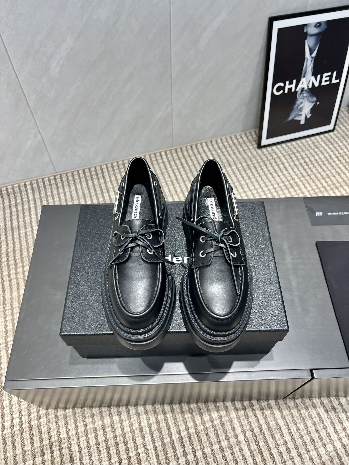 NO:543665,: [Exclusive top version] A*lexander~ Wang Yalisander ·Wang 2025vs Autumn season latest hit Sponge cake thick-soled loafers series... [Sponge cake thick-soled loafers] The latest model is synchronized on the official website, the highest version of the counter top quality, the thick-soled sponge cake thick-soled hottest sense, comfortable round head design, pure cowhide material, solid and full, the latest autumn and winter style exclusive layout, market exclusive original single packaging, original single veneer bag!  This autumn and winter, you must have a pair of king loafers... Upper: original custom cowhide foot pad: original custom sheepskin Outsole: original mold foam thick sole Size: 35-39 (34.40.41. Customized without return) Packaging: original full set of packaging Color: simultaneous update of official website, loafers, alexander wang, loafers, cowhide, sheepskin19860909:【独家顶级版本】 A*lexander~ Wang亚力山大 ·王2025vs秋季季最新爆款松糕厚底乐福鞋系列……【松糕厚底乐福鞋】 官网同步最新款,专柜最高版本顶级品质,松糕厚底时髦感十足,舒适的圆头设计,纯牛皮材质,敦厚饱满,秋冬最新款独家版面,市场独家原单包装,原单贴皮布袋！这个秋冬季必须拥有一双大王乐福鞋…… 鞋面:原版定制牛皮 垫脚:原版定制羊皮 大底:原版开模发泡厚底 码数:35-39（34.40.41.定制不退换） 包装:原版全套包装 颜色:官网同步更新,乐福鞋,alexander wang,loafers,cowhide,sheepskin,Women's Shoes