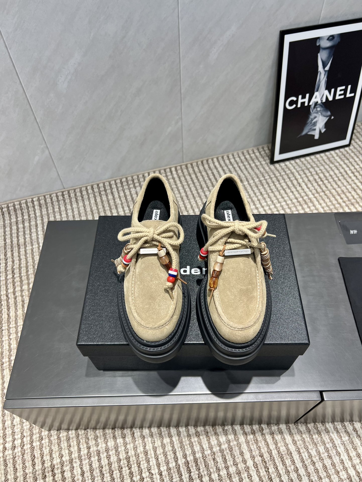 NO:543671,: [Exclusive top version] A*lexander~ Wang Yalisander ·Wang 2025vs Autumn season latest hit Sponge cake thick-soled loafers series... [Sponge cake thick-soled loafers] The latest model is synchronized on the official website, the highest version of the counter top quality, the thick-soled sponge cake thick-soled hottest sense, comfortable round head design, pure cowhide material, solid and full, the latest autumn and winter style exclusive layout, market exclusive original single packaging, original single veneer bag!  This autumn and winter, you must have a pair of king loafers... Upper: Original custom beef slim foot pad: Original custom sheepskin Outsole: Original mold foam thick sole Size: 35-39 (34.40.41. Customized without return) Packaging: Original full set of packaging Color: Synchronous update of official website, loafers, alexander wang, loafers, cowhide, sheepskin19860909:【独家顶级版本】 A*lexander~ Wang亚力山大 ·王2025vs秋季季最新爆款松糕厚底乐福鞋系列……【松糕厚底乐福鞋】 官网同步最新款,专柜最高版本顶级品质,松糕厚底时髦感十足,舒适的圆头设计,纯牛皮材质,敦厚饱满,秋冬最新款独家版面,市场独家原单包装,原单贴皮布袋！这个秋冬季必须拥有一双大王乐福鞋…… 鞋面:原版定制牛猄 垫脚:原版定制羊皮 大底:原版开模发泡厚底 码数:35-39（34.40.41.定制不退换） 包装:原版全套包装 颜色:官网同步更新,乐福鞋,alexander wang,loafers,cowhide,sheepskin,Women's Shoes