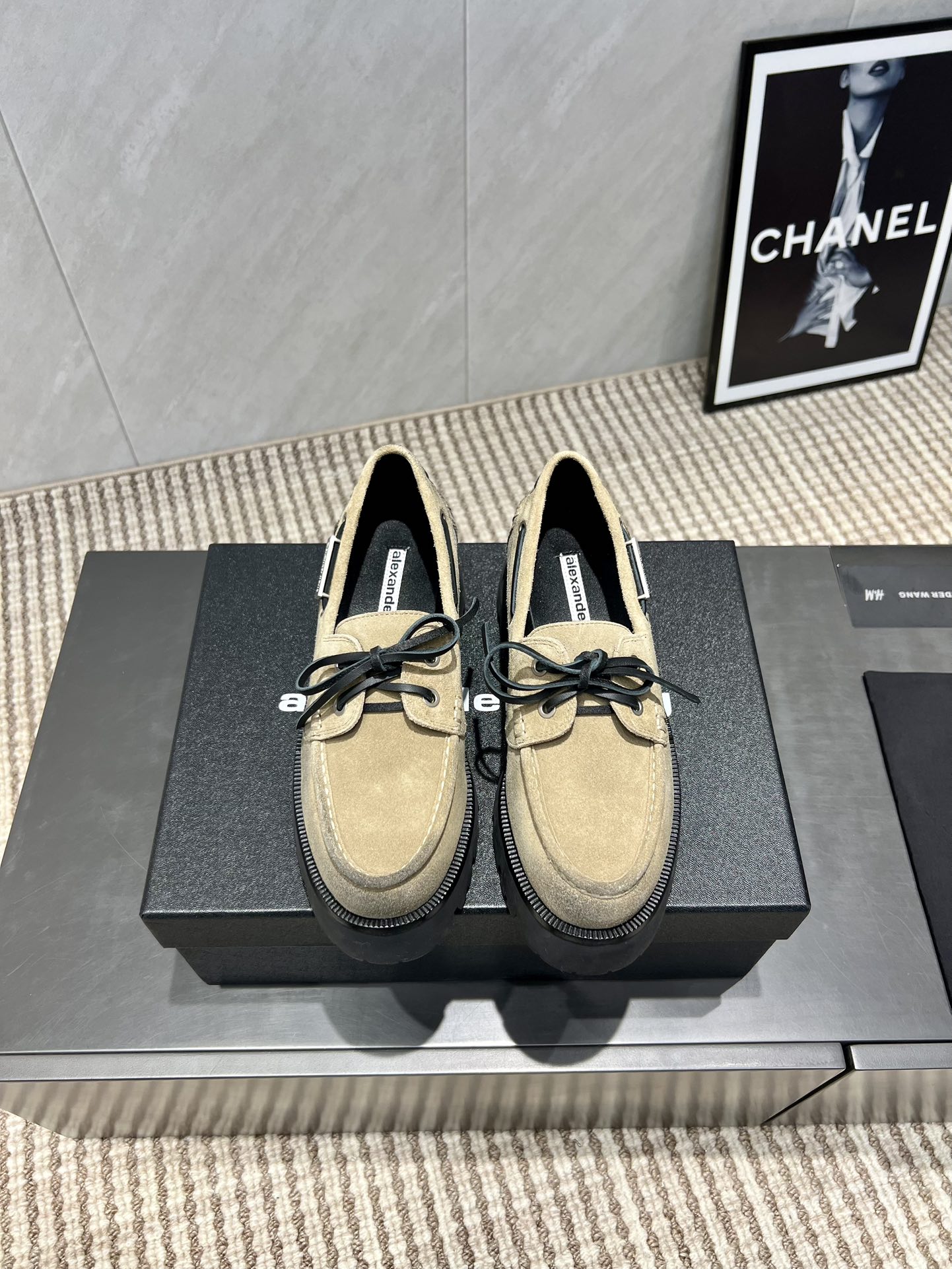 NO:543668,: [Exclusive top version] A*lexander~ Wang Yalisander ·Wang 2025vs Autumn season latest hit Sponge cake thick-soled loafers series... [Leather strap thick-soled loafers] The latest model is synchronized on the official website, the highest version of the counter top quality, the thick-soled sponge cake thick-soled, comfortable round head design, pure cowhide material, thick and full, the latest autumn and winter style exclusive layout, the market exclusive original single packaging, original single veneer bag!  This autumn and winter, you must have a pair of king loafers... Upper: Original custom beef slim foot pad: Original custom sheepskin Outsole: Original mold foam thick sole Size: 35-39 (34.40.41. Customized without return) Packaging: Original full set of packaging Color: Synchronous update of official website, loafers, alexander wang, loafers, cowhide, sheepskin19860909:【独家顶级版本】 A*lexander~ Wang亚力山大 ·王2025vs秋季季最新爆款松糕厚底乐福鞋系列……【皮条绑带厚底乐福鞋】 官网同步最新款,专柜最高版本顶级品质,松糕厚底时髦感十足,舒适的圆头设计,纯牛皮材质,敦厚饱满,秋冬最新款独家版面,市场独家原单包装,原单贴皮布袋！这个秋冬季必须拥有一双大王乐福鞋…… 鞋面:原版定制牛猄 垫脚:原版定制羊皮 大底:原版开模发泡厚底 码数:35-39（34.40.41.定制不退换） 包装:原版全套包装 颜色:官网同步更新,乐福鞋,alexander wang,loafers,cowhide,sheepskin,Women's Shoes